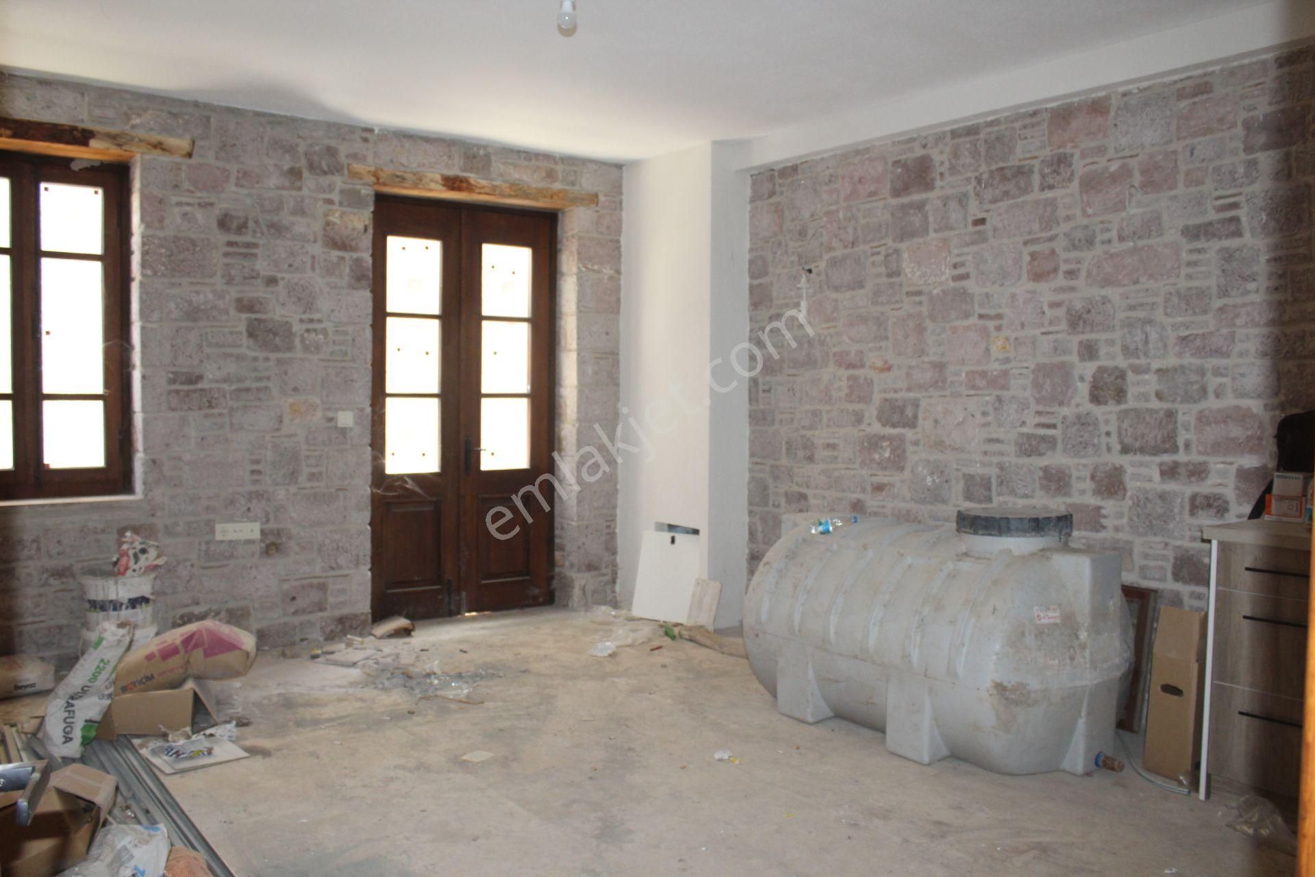 Ayvada'dan Ayvalık Merkez'de Avlulu 2 Katlı 2+1 Taş Rum Evi - Görsel 9