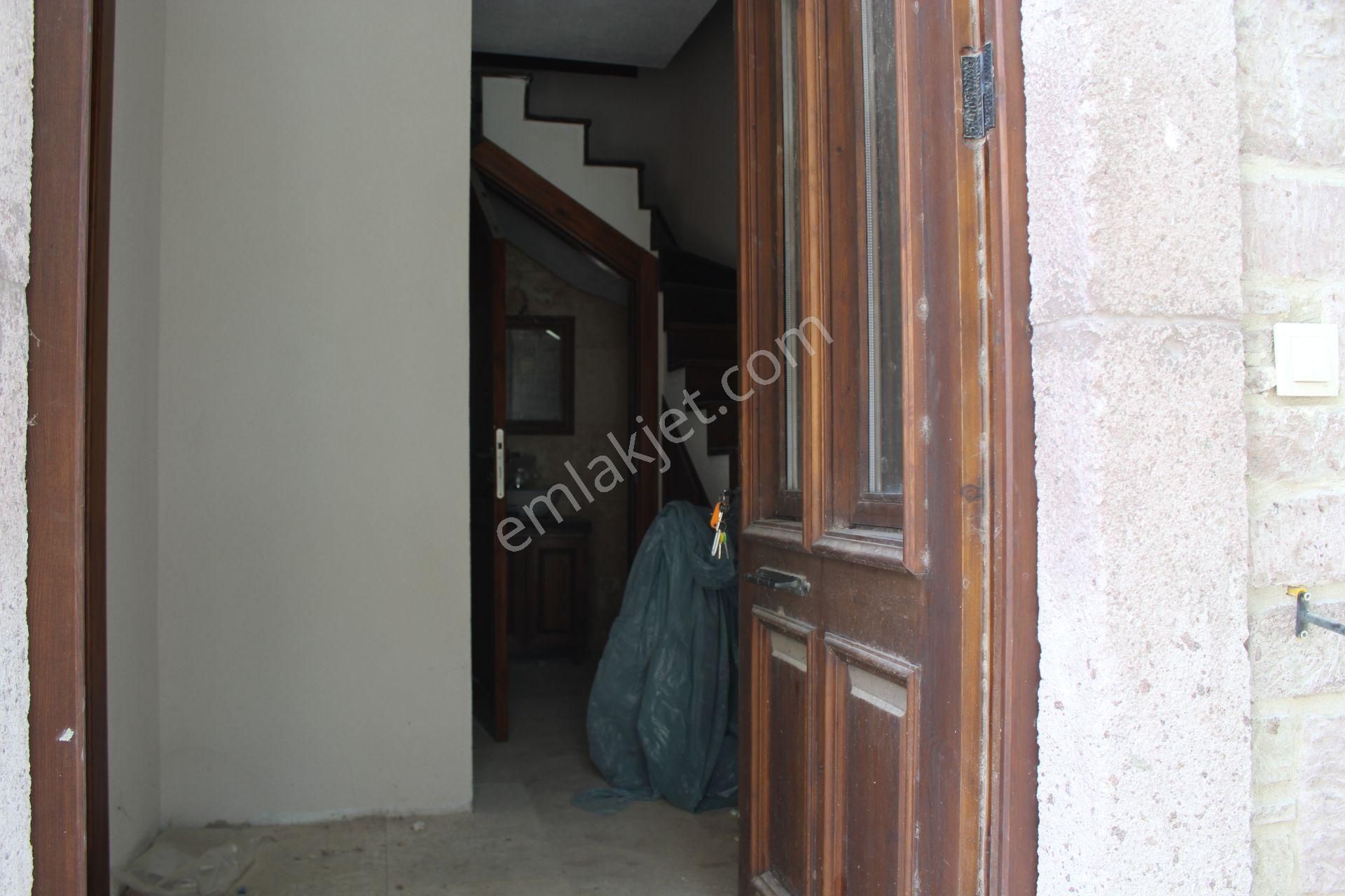 Ayvada'dan Ayvalık Merkez'de Avlulu 2 Katlı 2+1 Taş Rum Evi - Görsel 5