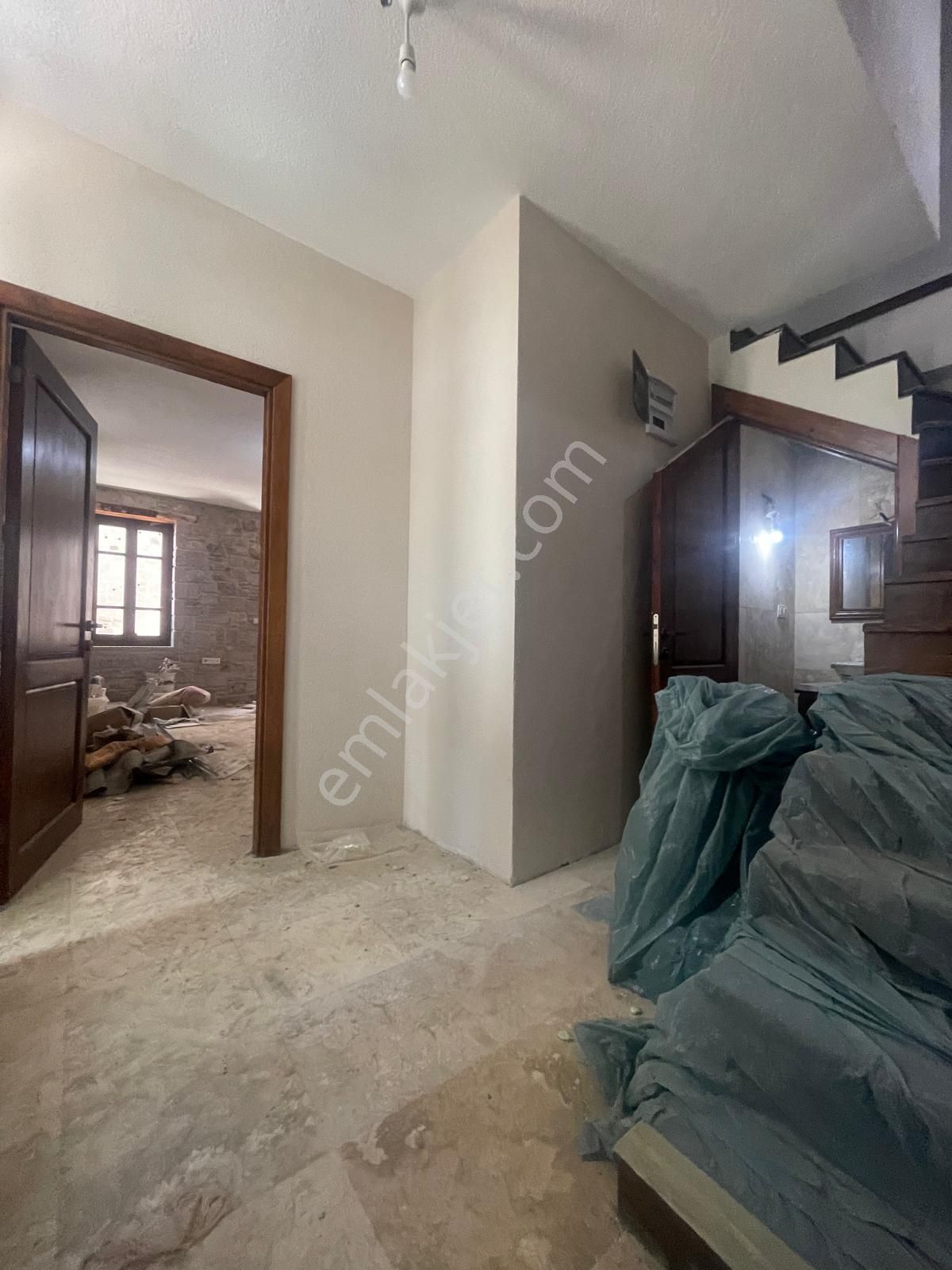 Ayvada'dan Ayvalık Merkez'de Avlulu 2 Katlı 2+1 Taş Rum Evi - Görsel 8