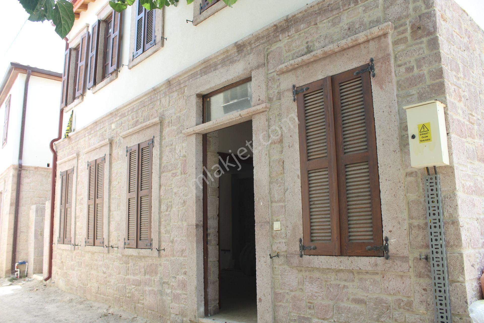 Ayvada'dan Ayvalık Merkez'de Avlulu 2 Katlı 2+1 Taş Rum Evi