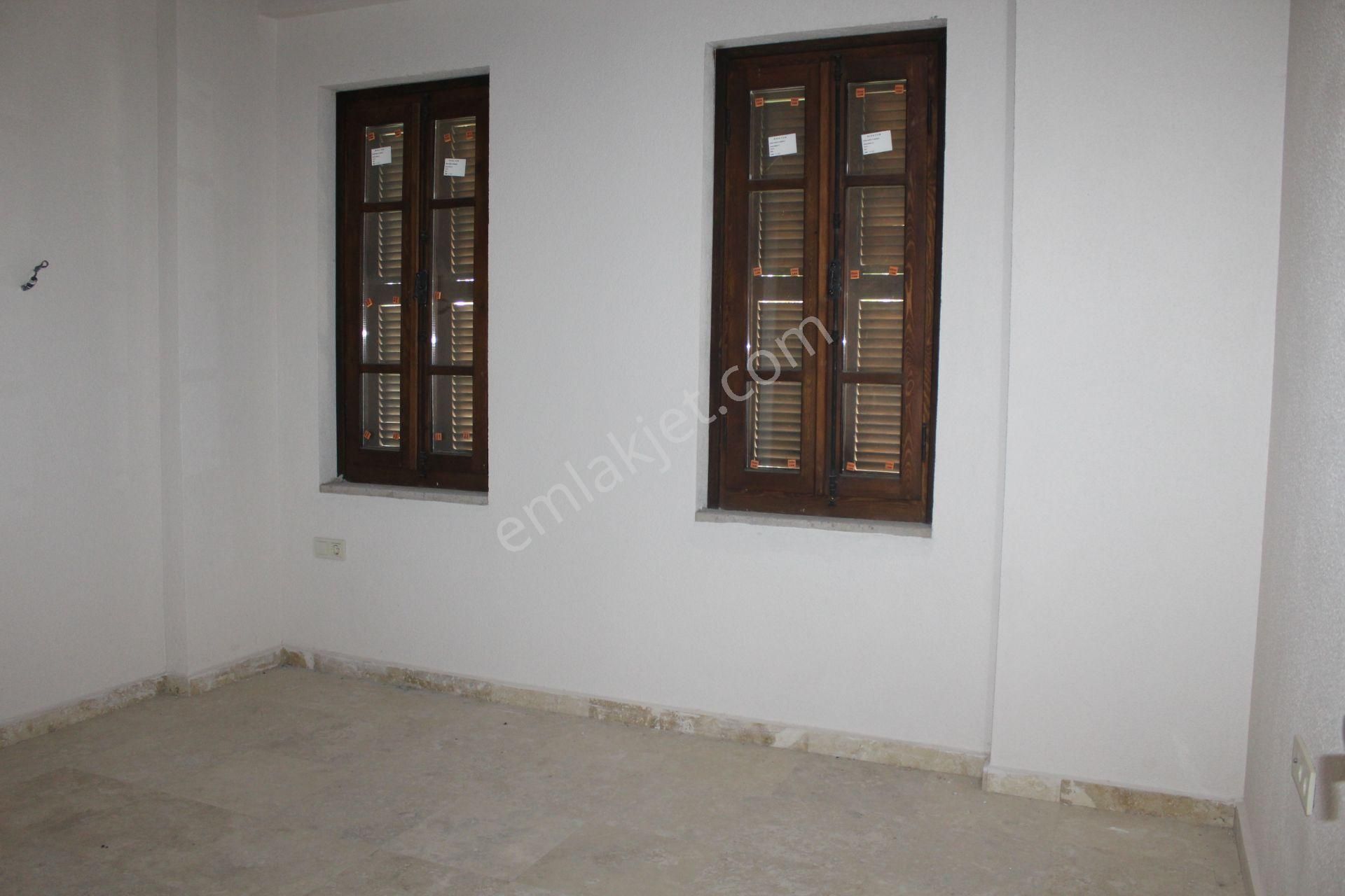 Ayvada'dan Ayvalık Merkez'de Avlulu 2 Katlı 2+1 Taş Rum Evi - Görsel 25