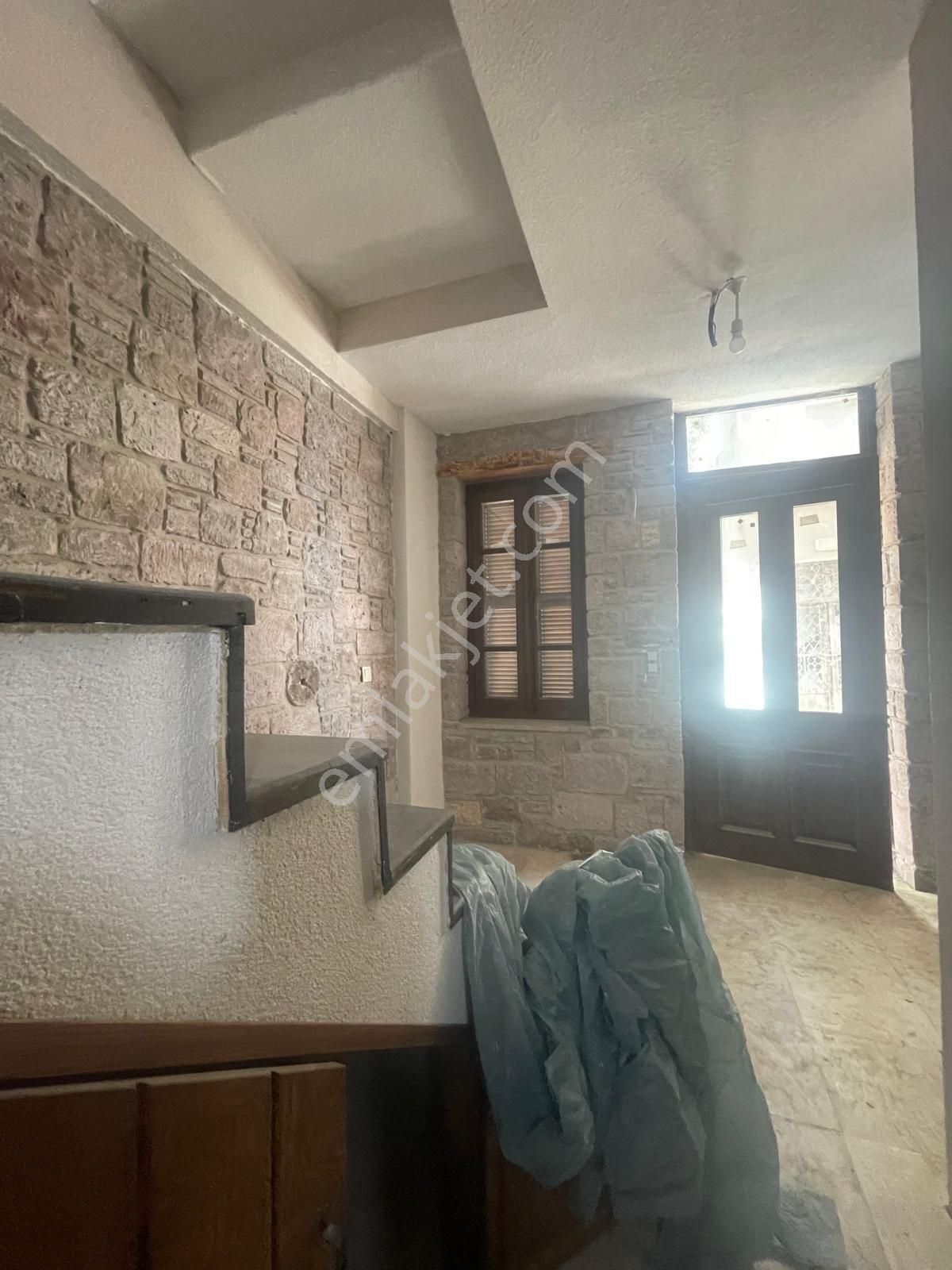 Ayvada'dan Ayvalık Merkez'de Avlulu 2 Katlı 2+1 Taş Rum Evi - Görsel 15