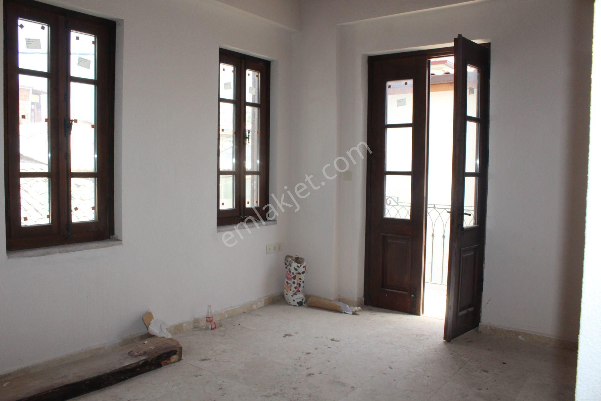 Ayvada'dan Ayvalık Merkez'de Avlulu 2 Katlı 2+1 Taş Rum Evi - Görsel 27