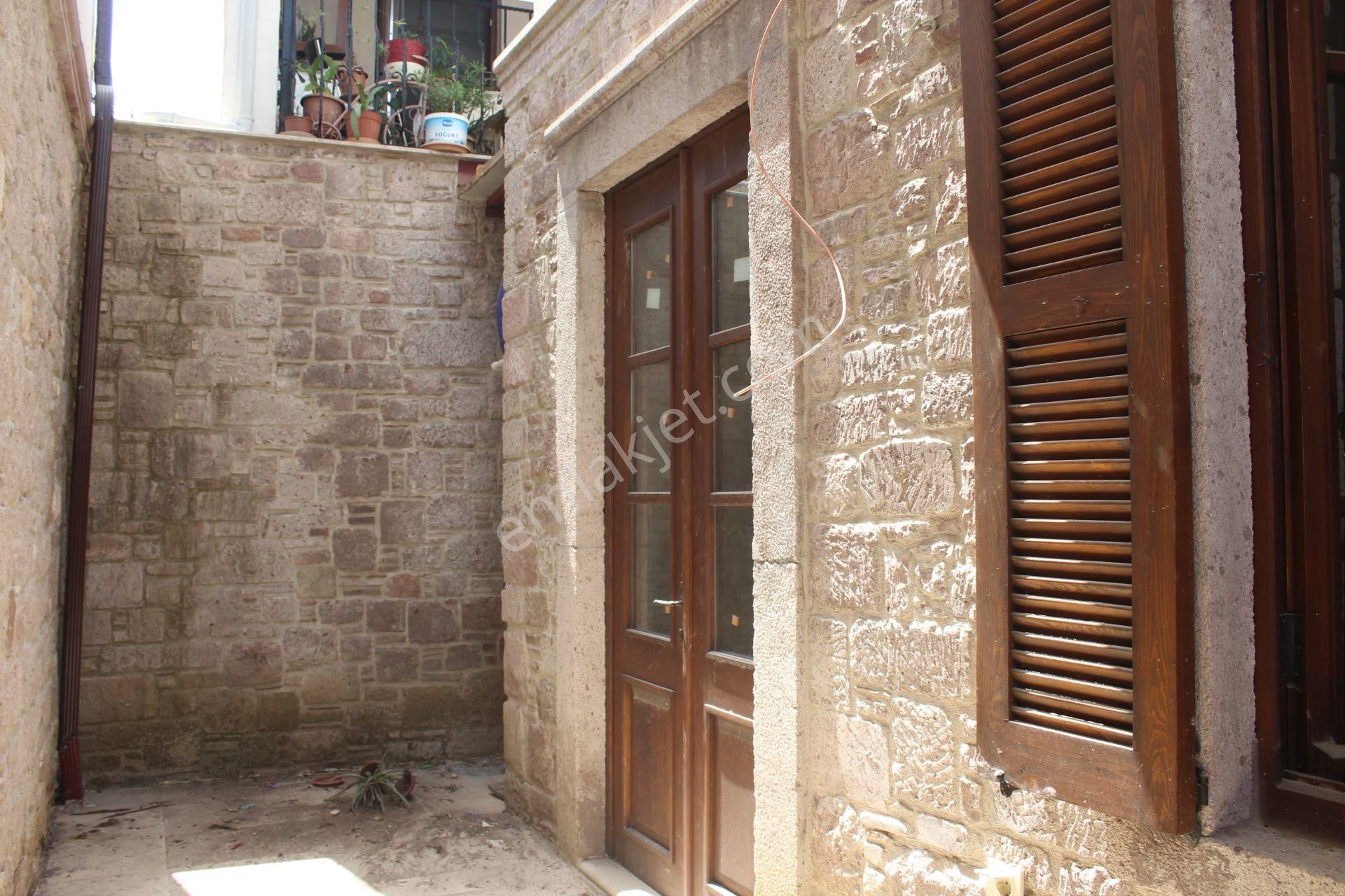 Ayvada'dan Ayvalık Merkez'de Avlulu 2 Katlı 2+1 Taş Rum Evi - Görsel 17