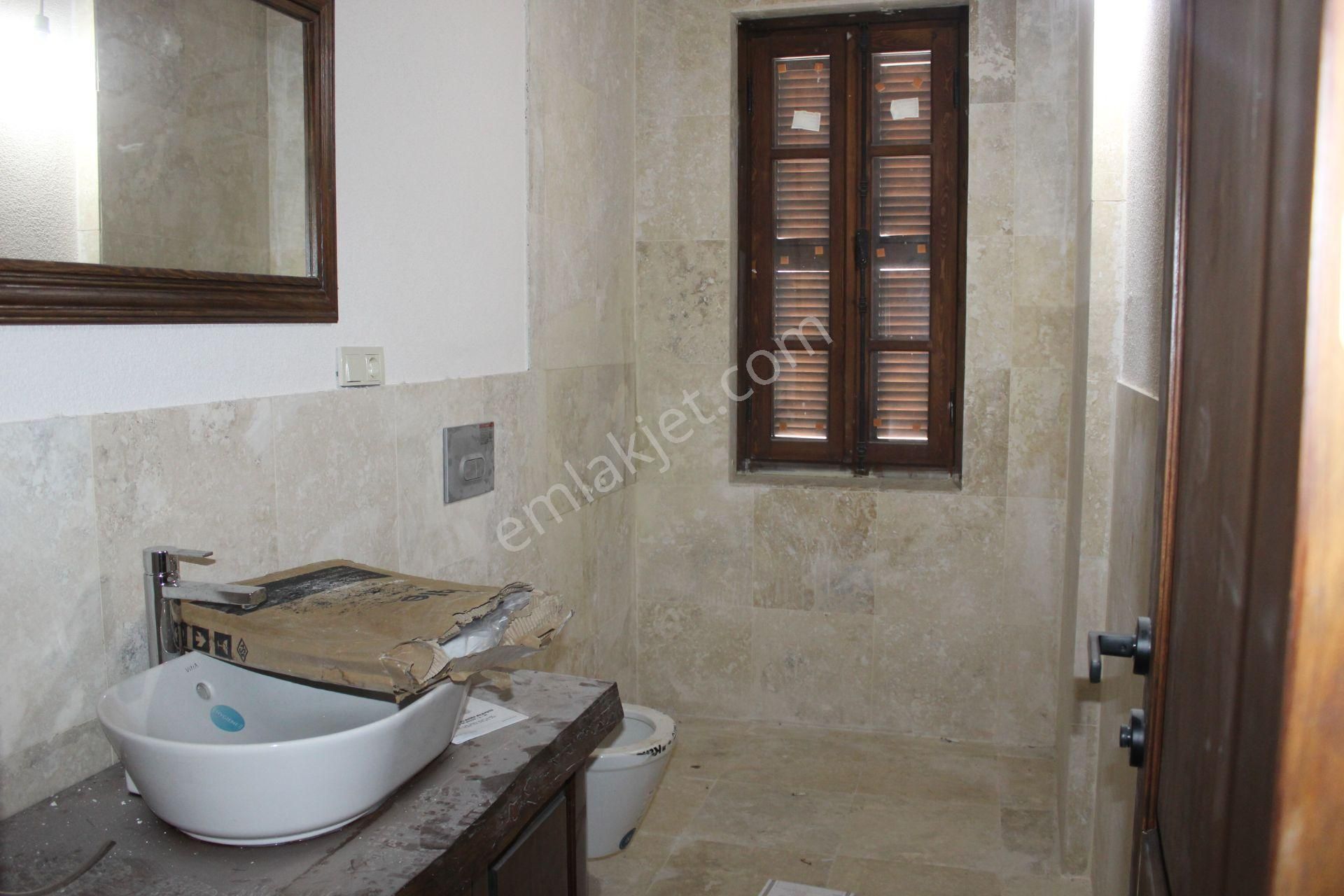 Ayvada'dan Ayvalık Merkez'de Avlulu 2 Katlı 2+1 Taş Rum Evi - Görsel 30