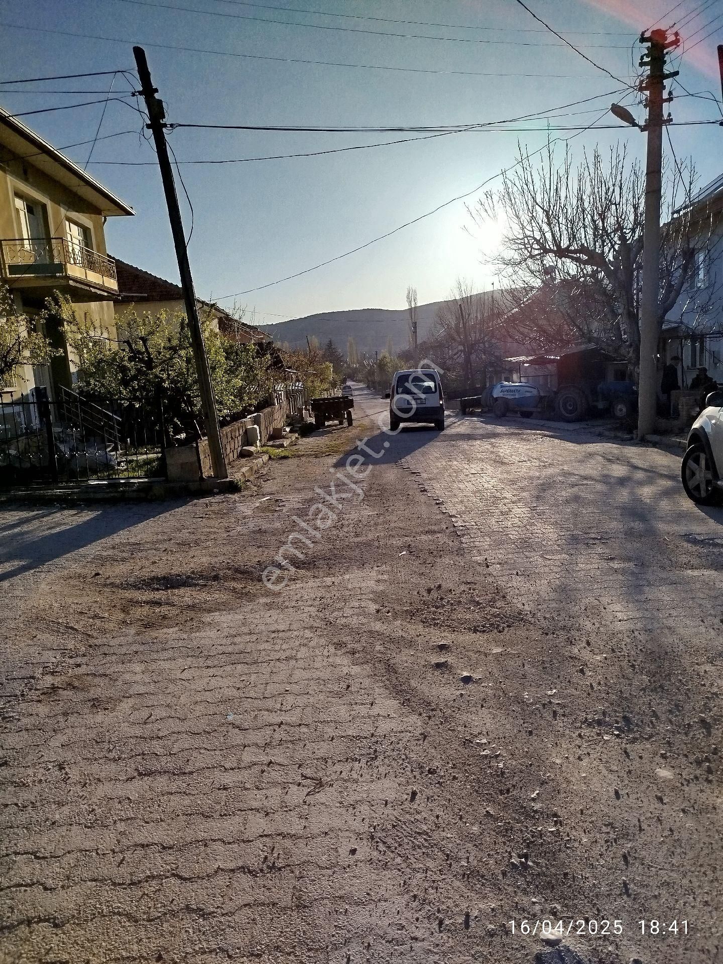 Uluborlu Çarşıda Satılık Müstakil Ev