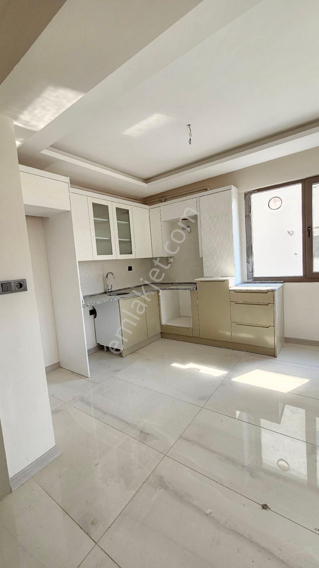 Göral Emlak'tan Muradiye'de Site İçinde Lux 2+1 Kiralık Daire