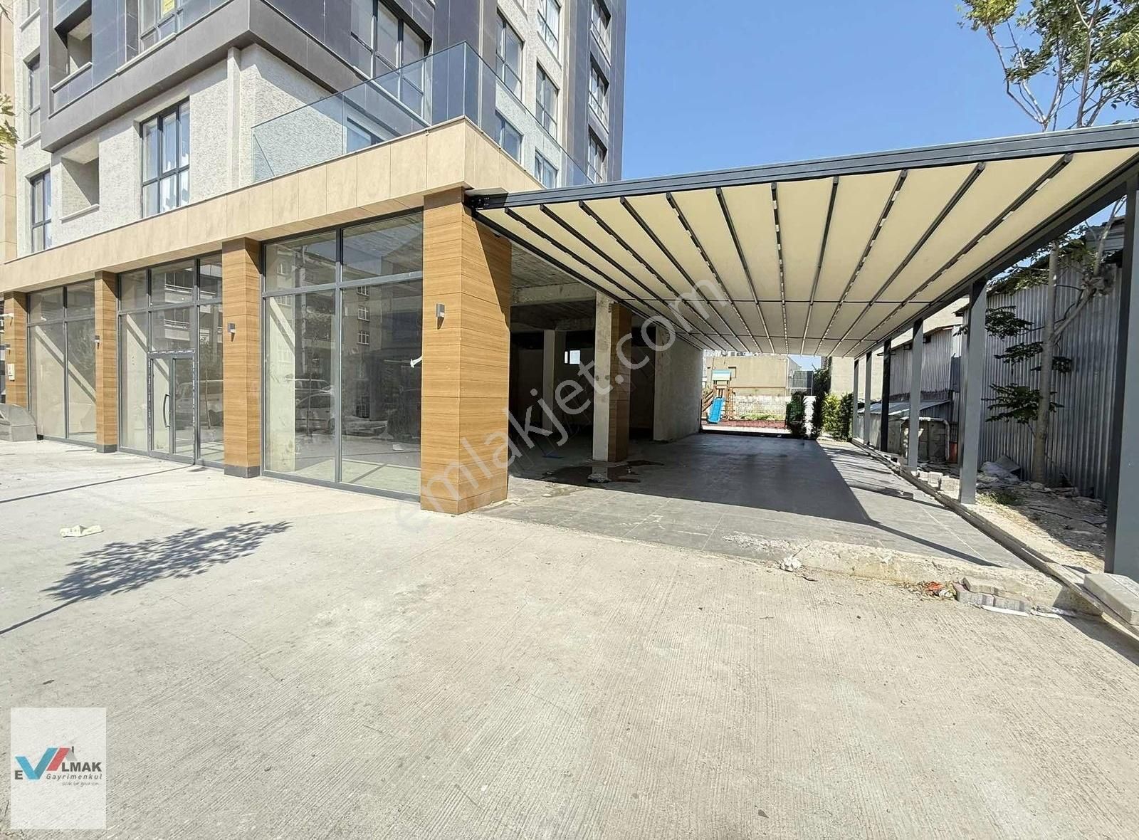 Evalmak'ta Site'de Tır Yanaşabilen 450m2 Düz Giriş Dükkan