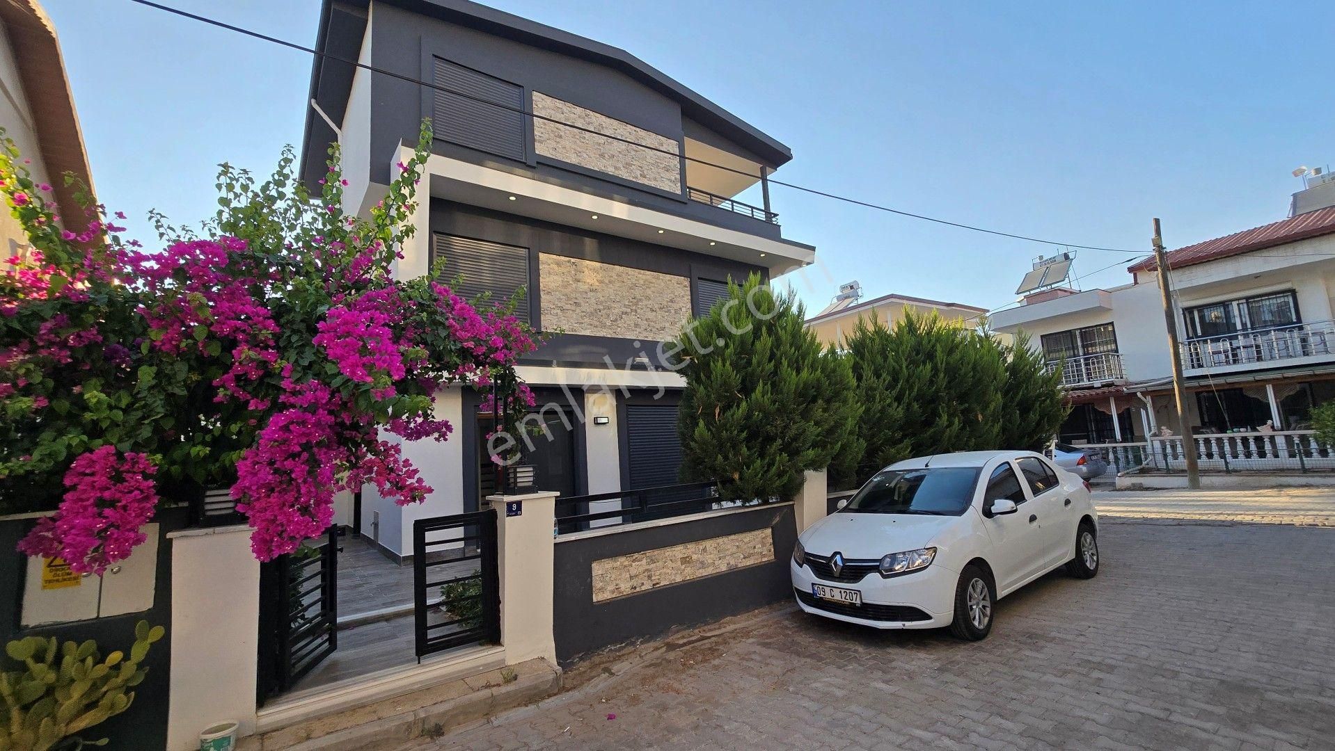 Didim Mavişehir’de Denize 50 Mt Mesafede 4+1 Satılık Triblex Villa