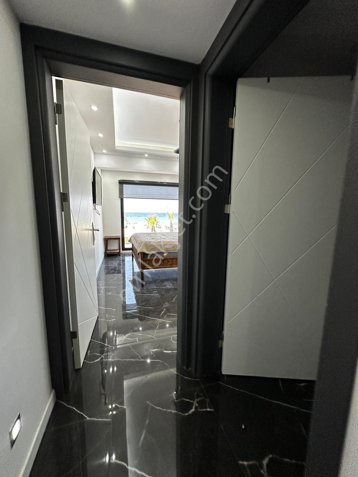 Kuşadası Davutlar Denize Sıfır 5+1 Yazlık - Görsel 13