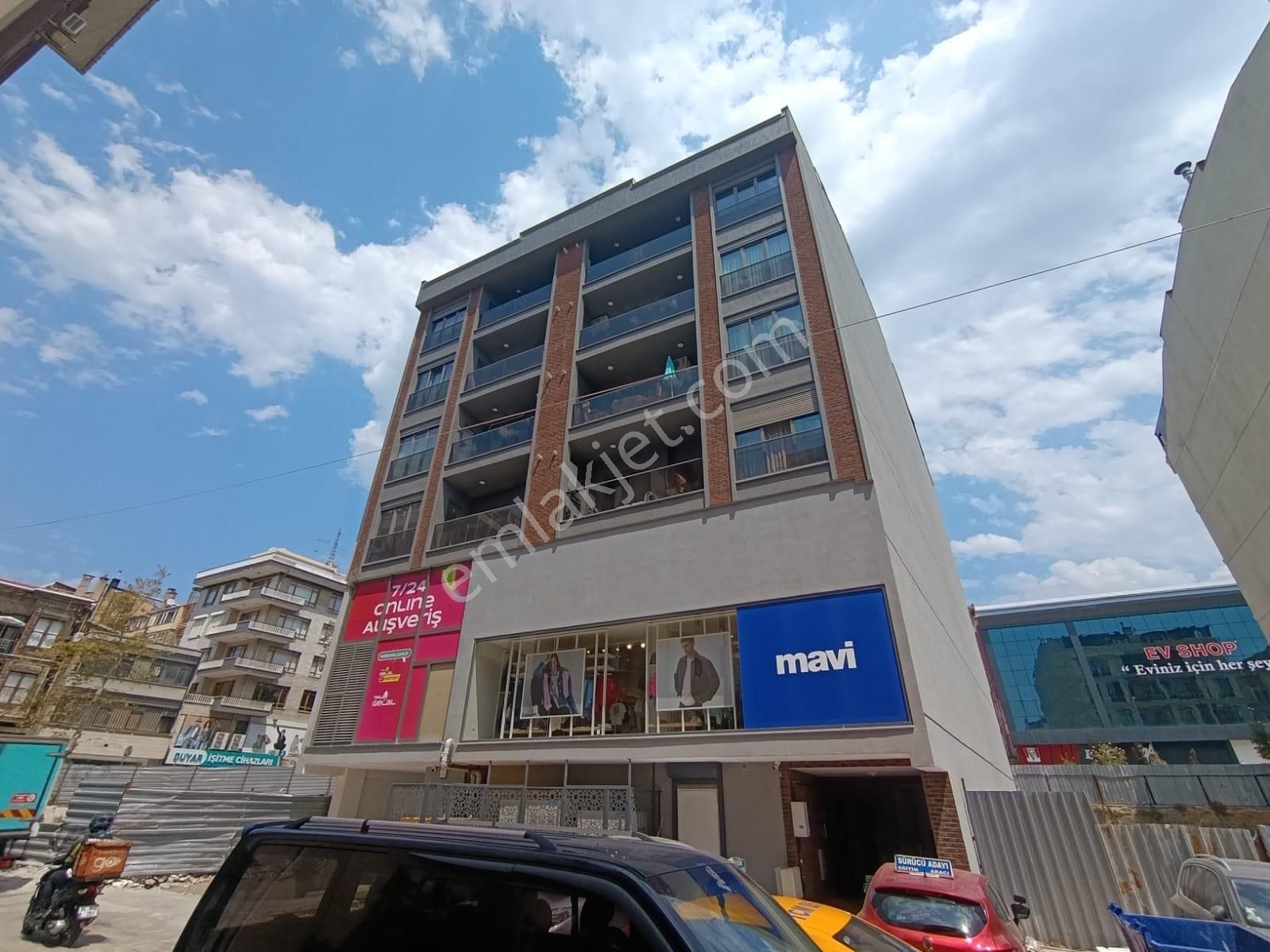 Maltepe Merkez'de Çift Girişli Kapalı Otoparklı 5+2 245 M² Net