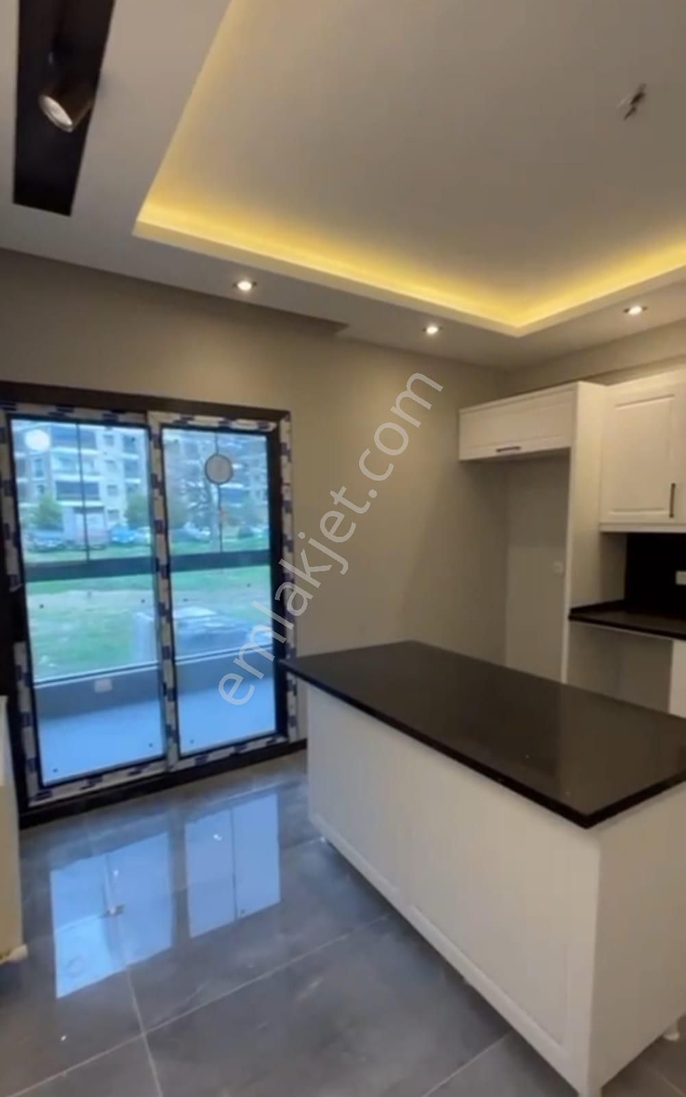 Buca Fırat Mahallesinde Teraslı Geniş 4+1 Daire
