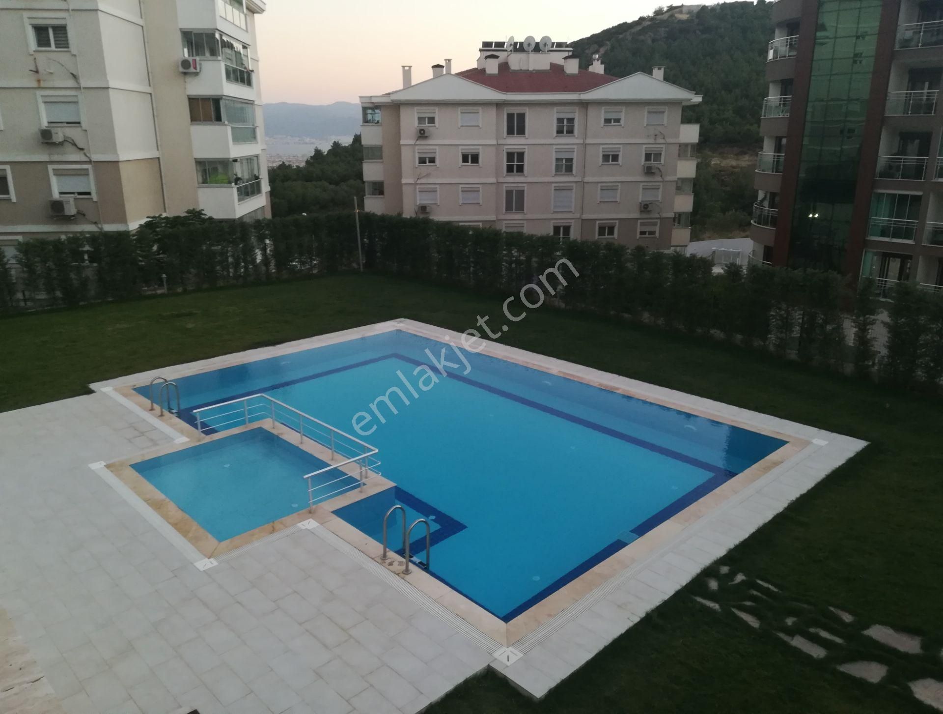 Körfez Mahallesinde Deniz Manzaralı Kiralık 3+1 Lüks Daire