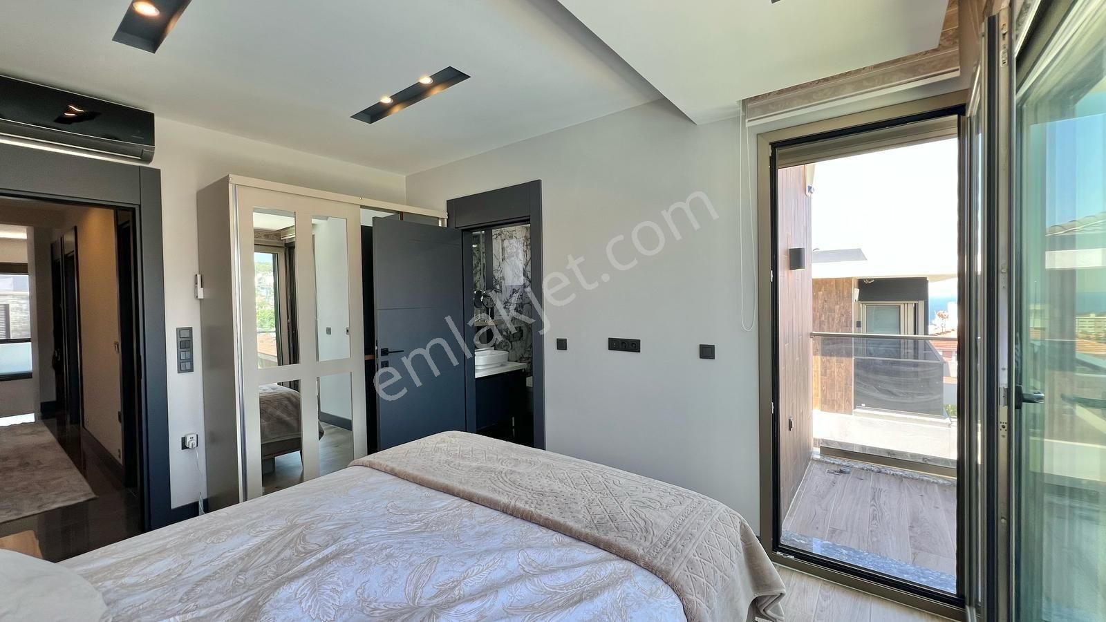 Kadınlar Denizinde Sahile 300mt Mesafede 3+1 130m2 Lux İkiz Villalar - Görsel 14