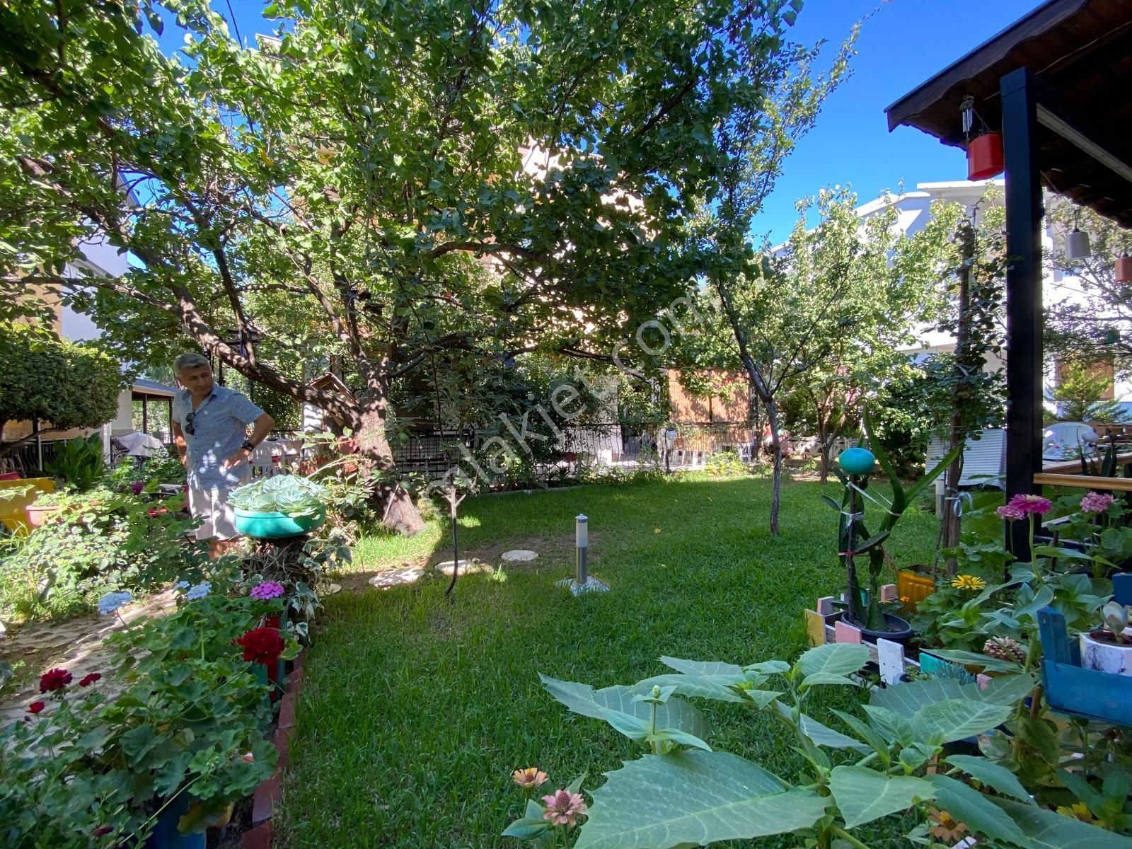 Kuşadası Güzelçamlı'da Plaja Yakın 4+1 Satılık Yazlık
