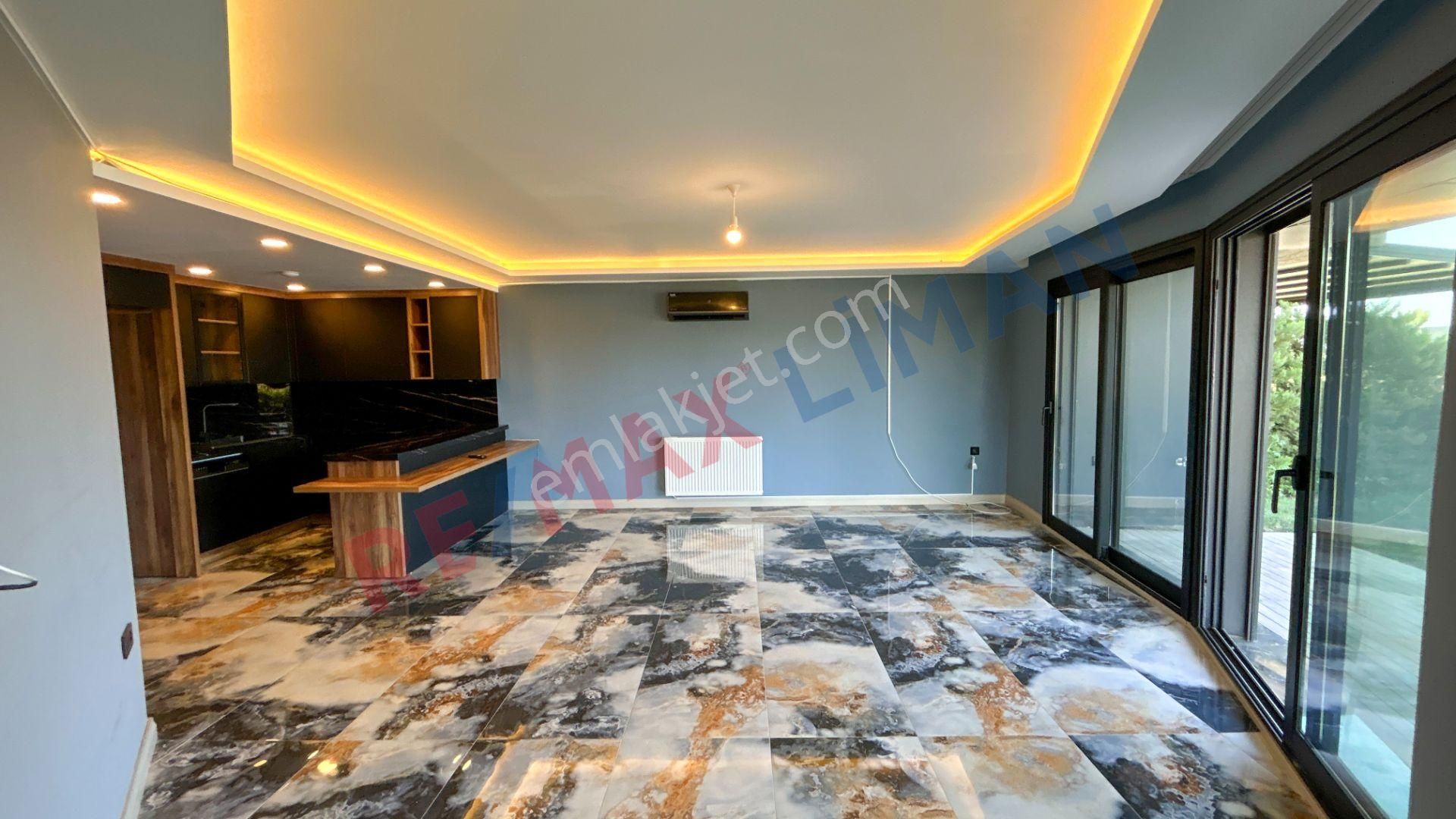Burhaniye İskele Mahallesinde Kiralık Denize Sıfır, Bahçeli 3+1 Lüks Daire