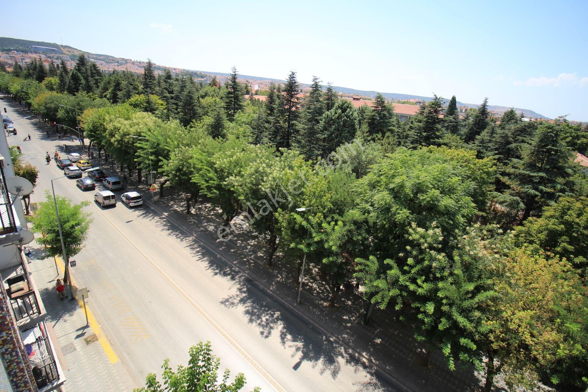 Esgyo'dan Atatürk Cad Üzeri Manzaralı Ve Bakımlı 2+1 Daire