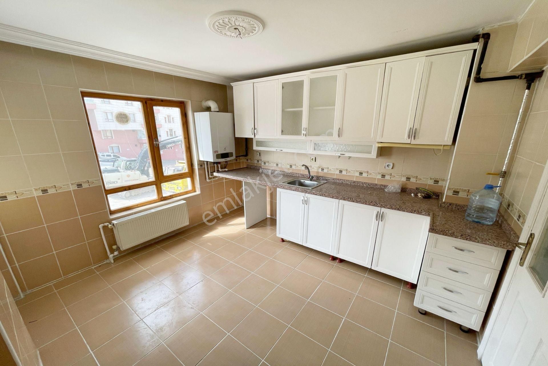 Sarıkaya' Dan İlkokul Yanı Cadde Üzeri Ön Cephe Ara Kat Kiralık