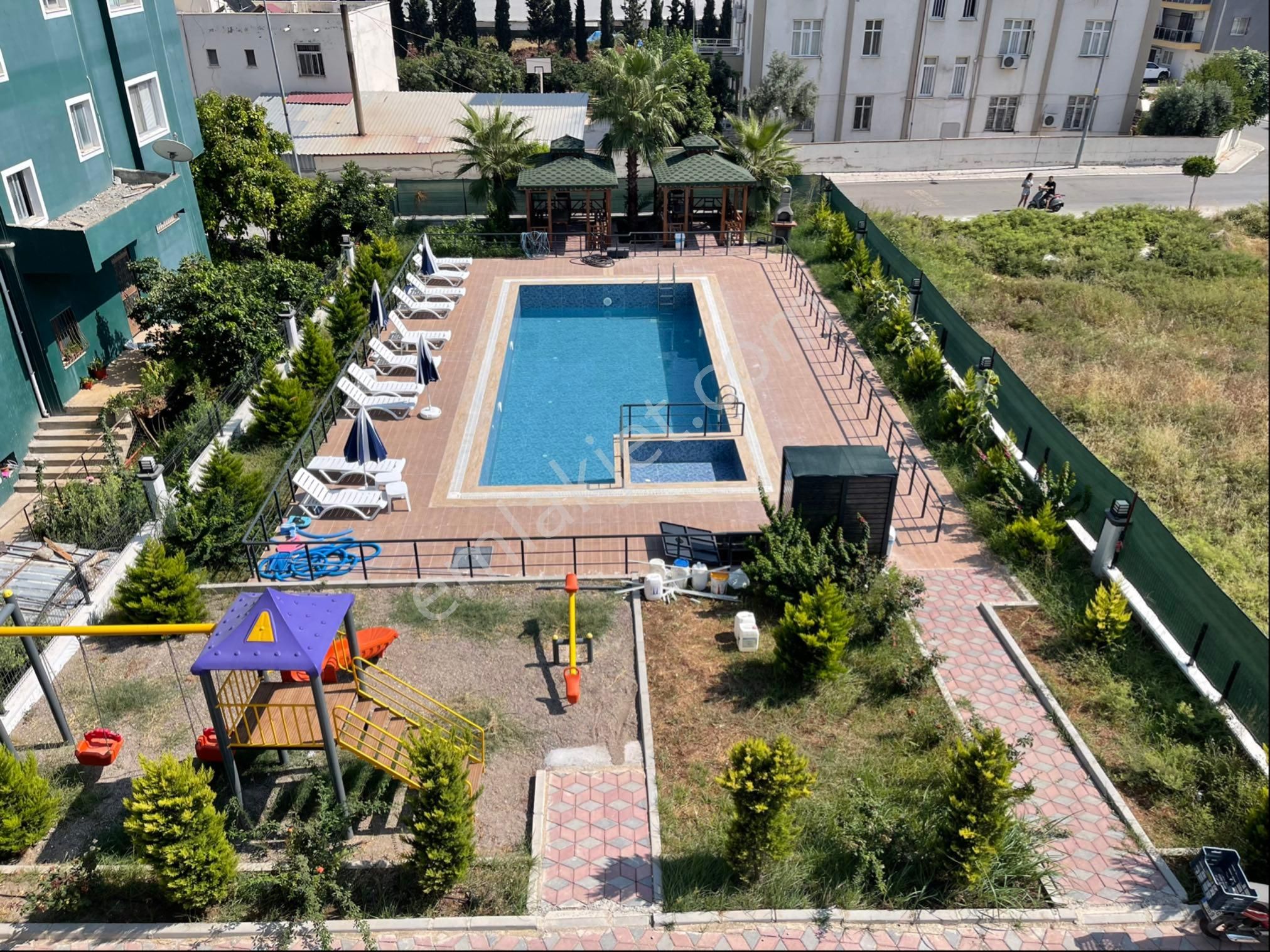 Yukarı Alata'da Kiralık Sıfır 2+1 Havuzlu Daire !!
