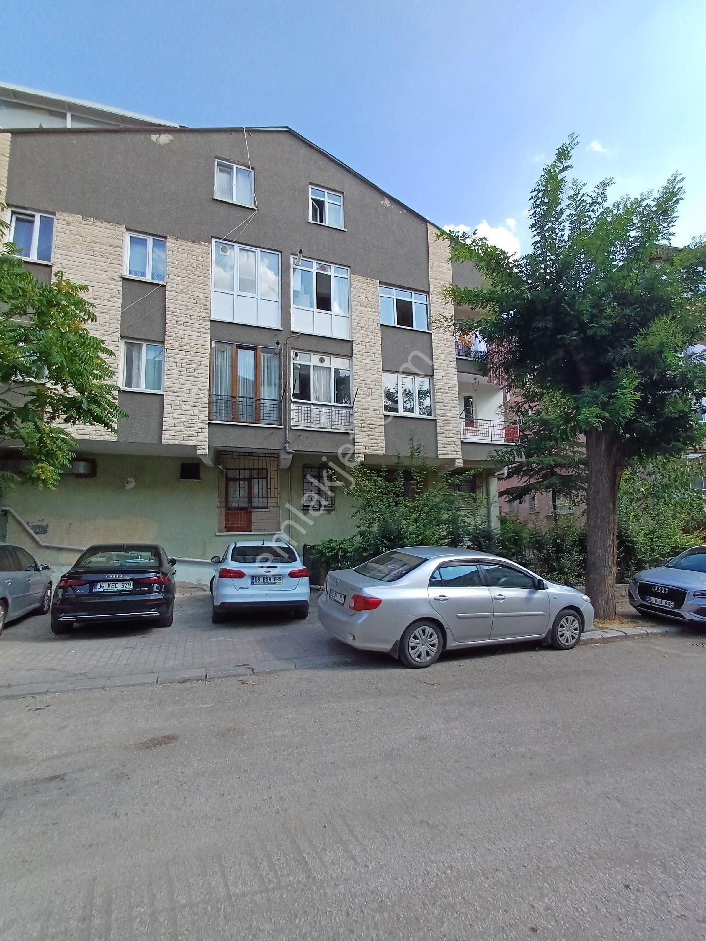 Yeşiloğlu Emlaktan Yenimahalle Merkezde Metro Yakınıında Bakımlı Katta 2+1 Daire