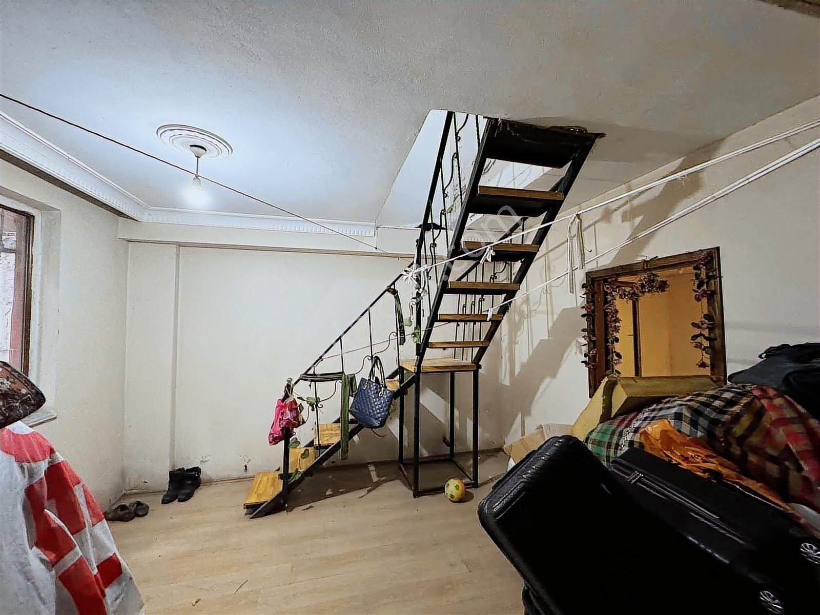 Alaçatı Dan Esentepe Mah'nde 10 Yaş.180 M2 Ters Dubleks Daire - Görsel 13