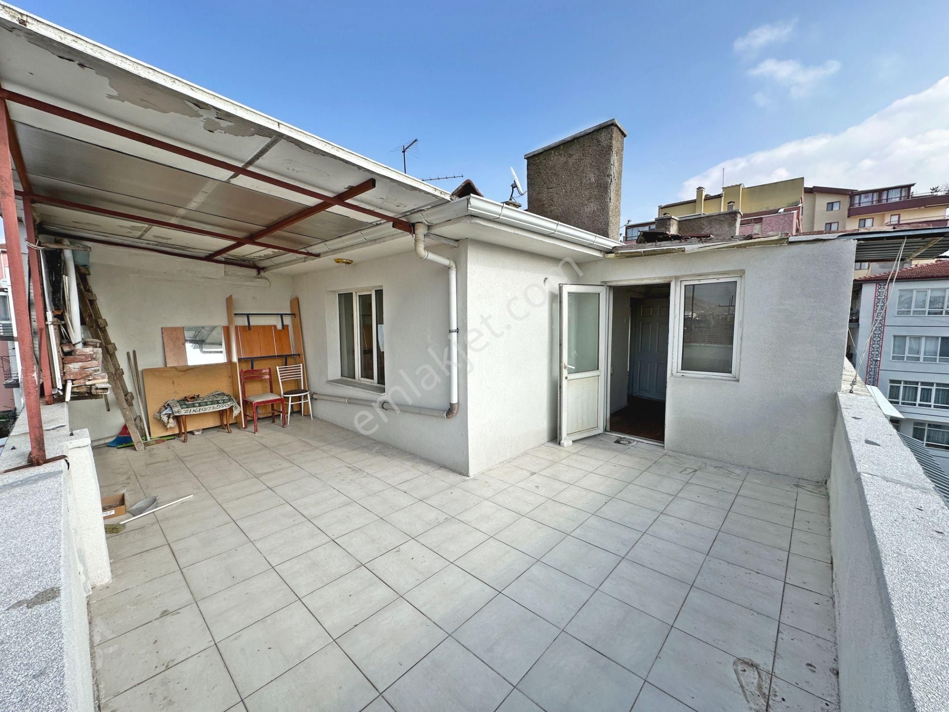 Dikimevi Metro Yakınında Teraslı Eşyalı 2+1 Kiralık Daire