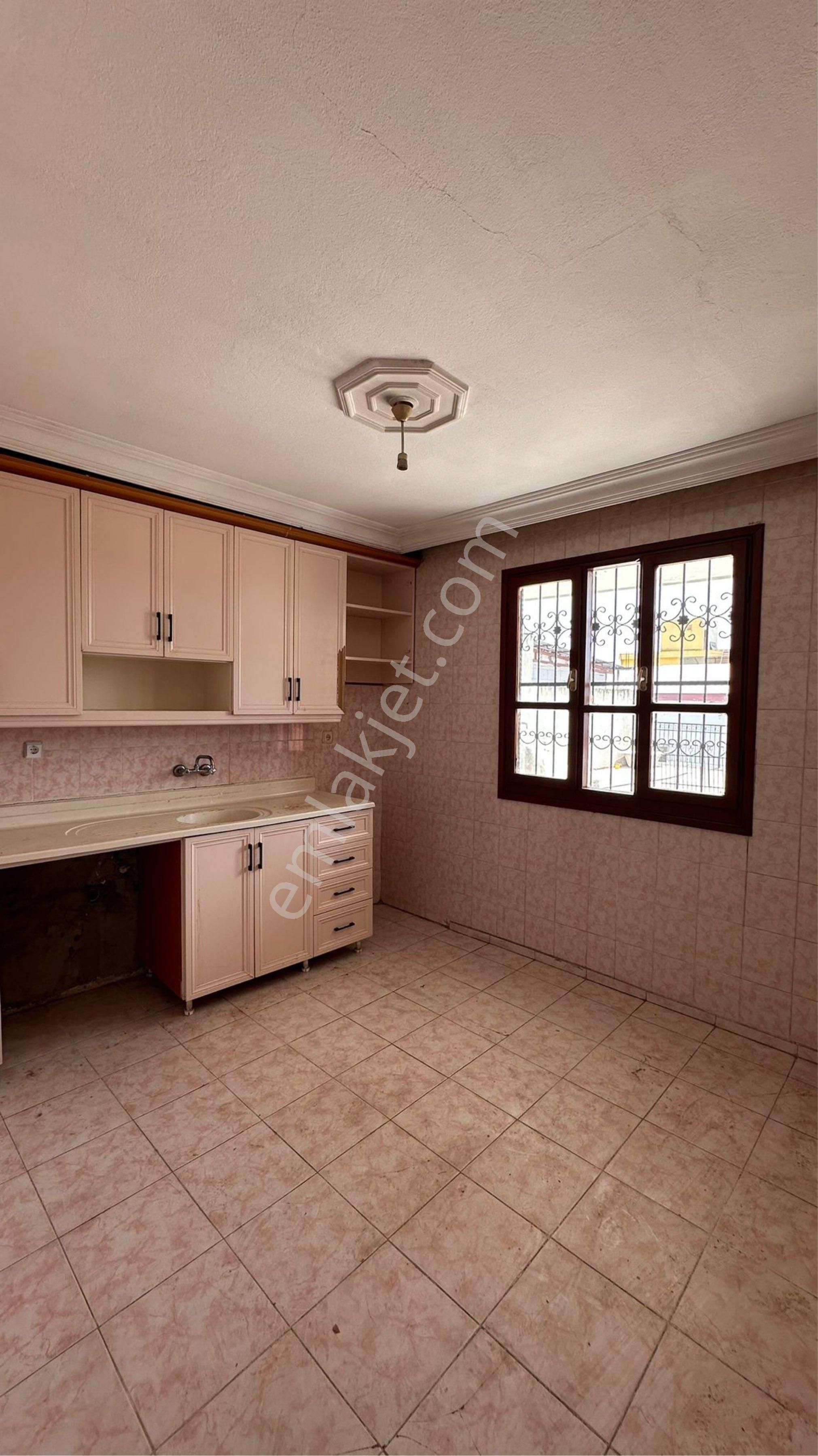 Fatih’te 3+1 Kiralık Müstakil Ev – 3 Cephe, Geniş Ve Ferah!