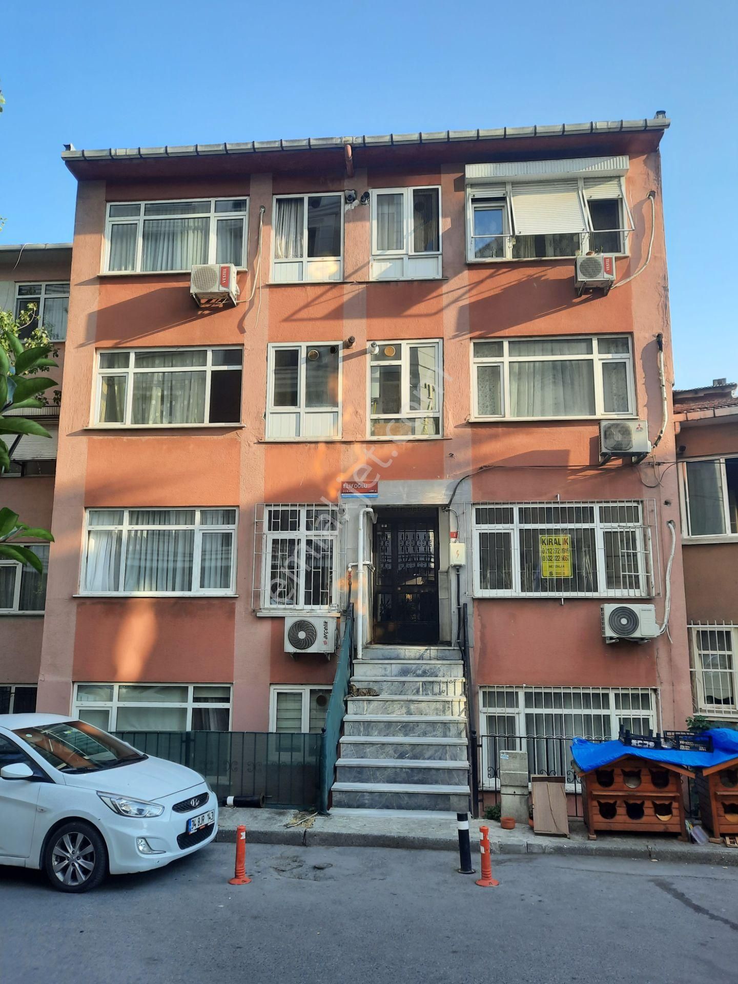 Gayrettepe' De 1+1 55 M2 Kombili Otoparklı Balkonlu Temiz Ferah Yüksek Giriş