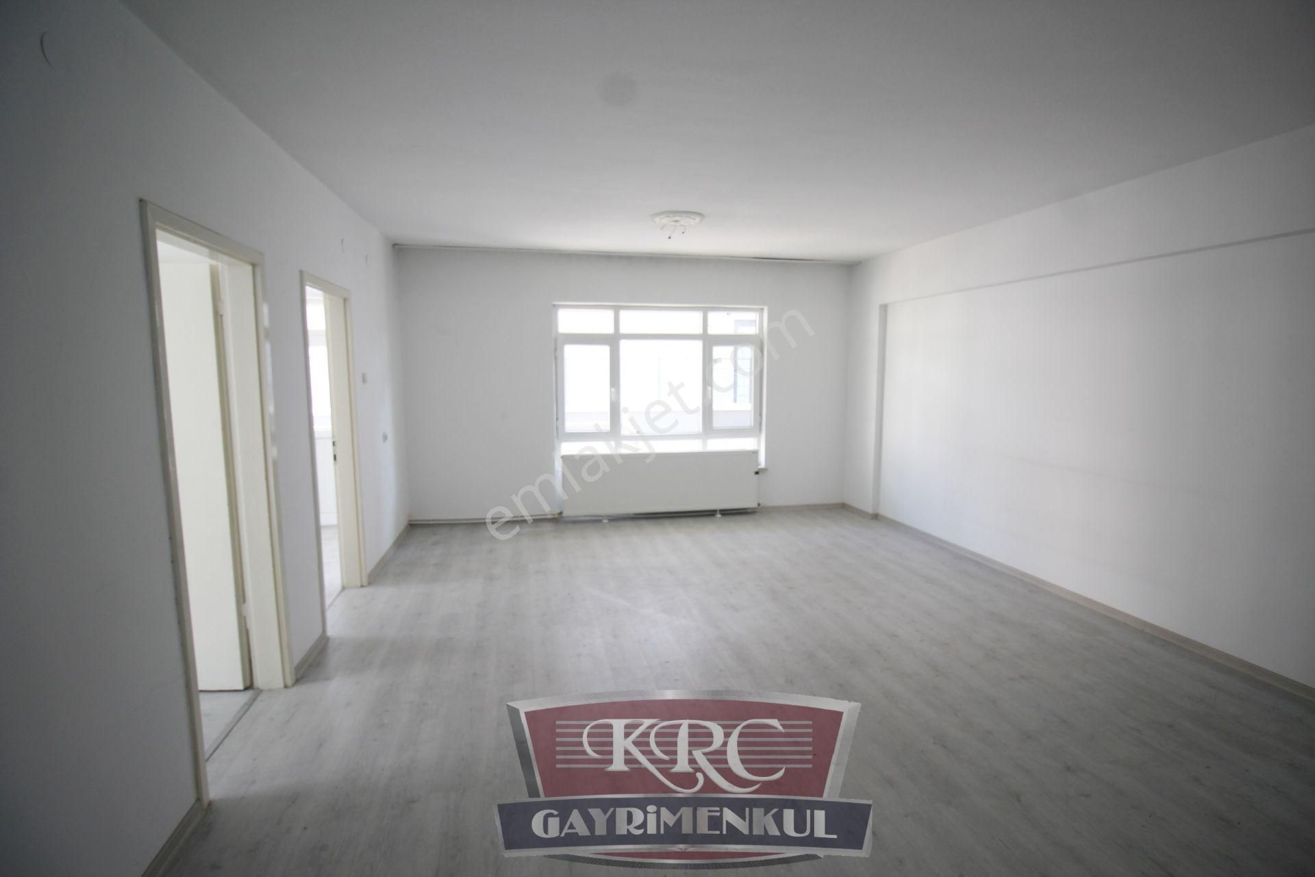 Krc'den Bahçelerüstü Mahallesinde Şehit İdris Caddesi Üzerinde Katta 3+1 Kiralık