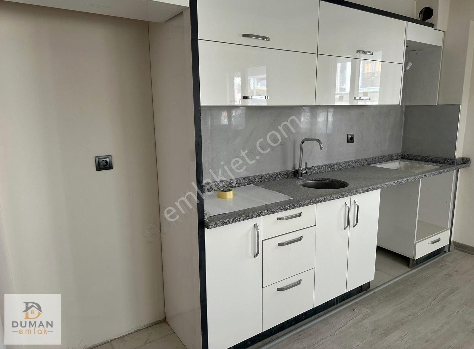 Duman Emlak'tan Atatürk Mahallesi Sıfır 2+1 Açık Mutfak Kiralık