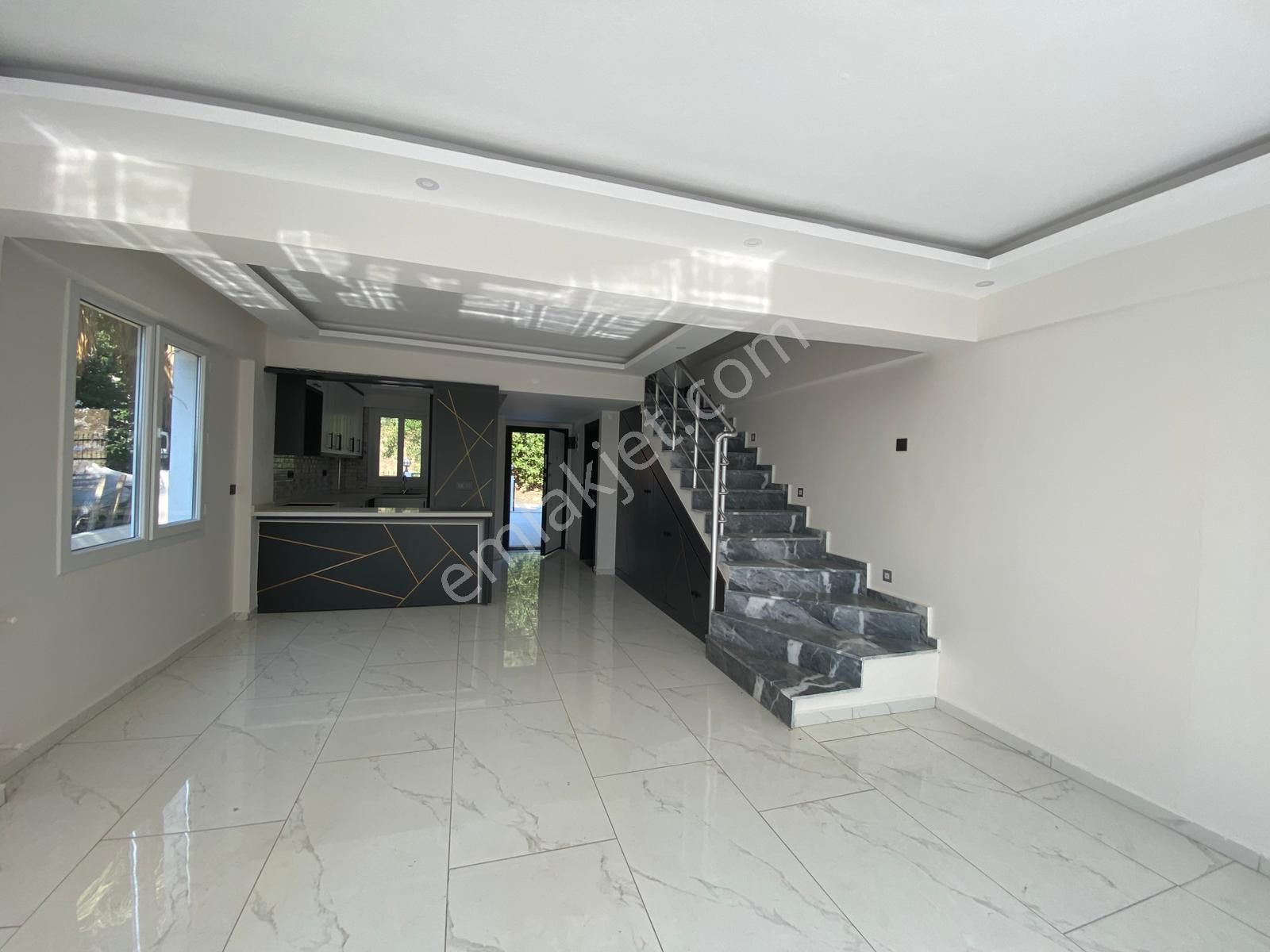 Kuşadası Marina Deniz Manzaralı Dubleks Bahçeli 3+1 Villa - Görsel 3