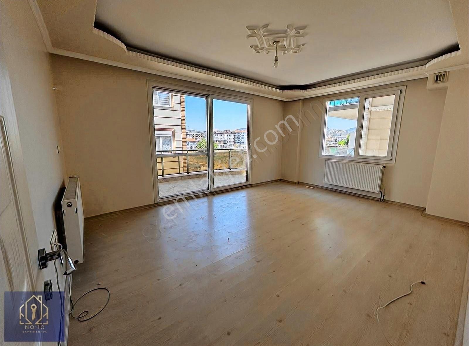 No:10 Gayrimenkul'den Cadde Üstü Ara Kat 2+1 Kiralık Daire