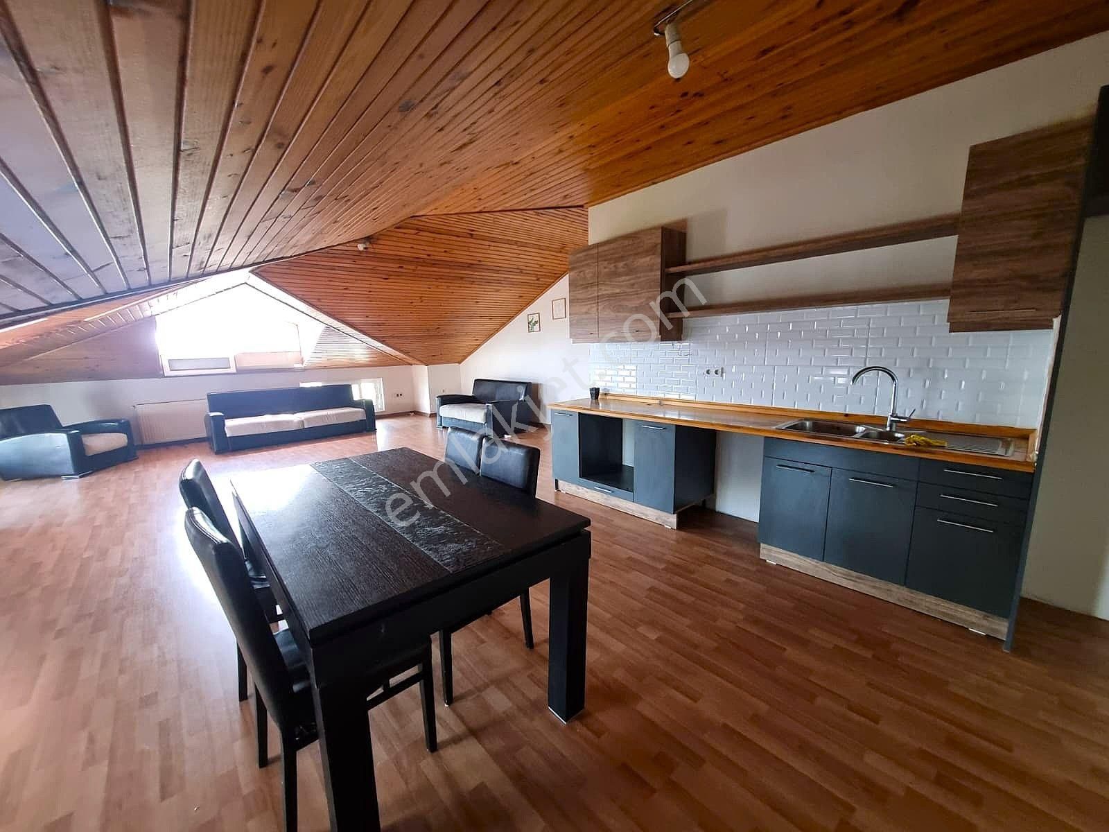 Alanya Güller Pınarı Mahallesi’nde Merkezi Konumda Çatı Katı Ayrı Mutfak 1+1 Kiralık Daire - Görsel 3