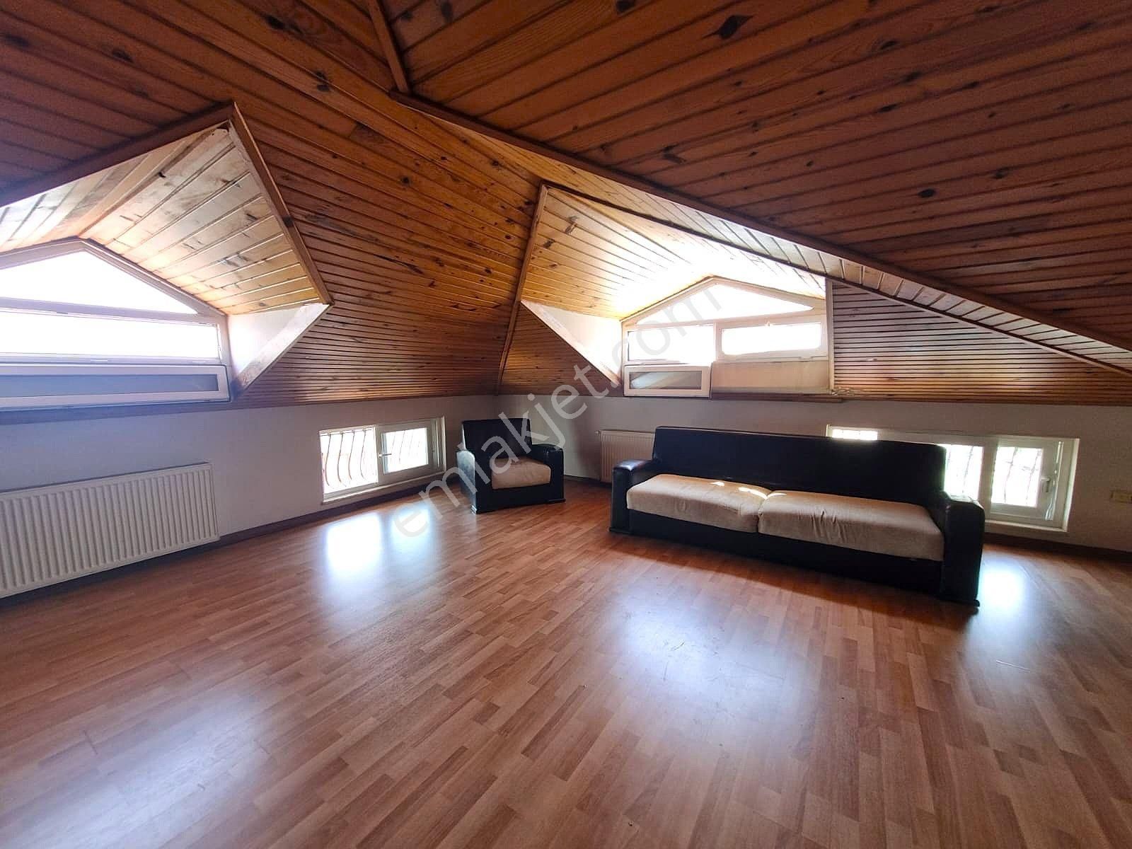 Alanya Güller Pınarı Mahallesi’nde Merkezi Konumda Çatı Katı 1+1 Kiralık Daire