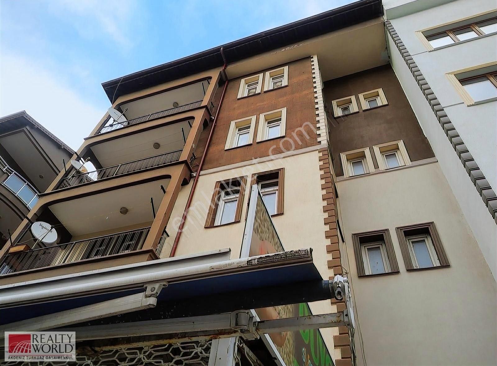 Karaağaç Mahallesi'nde Cadde Üzerinde 2+1 Satılık Daire