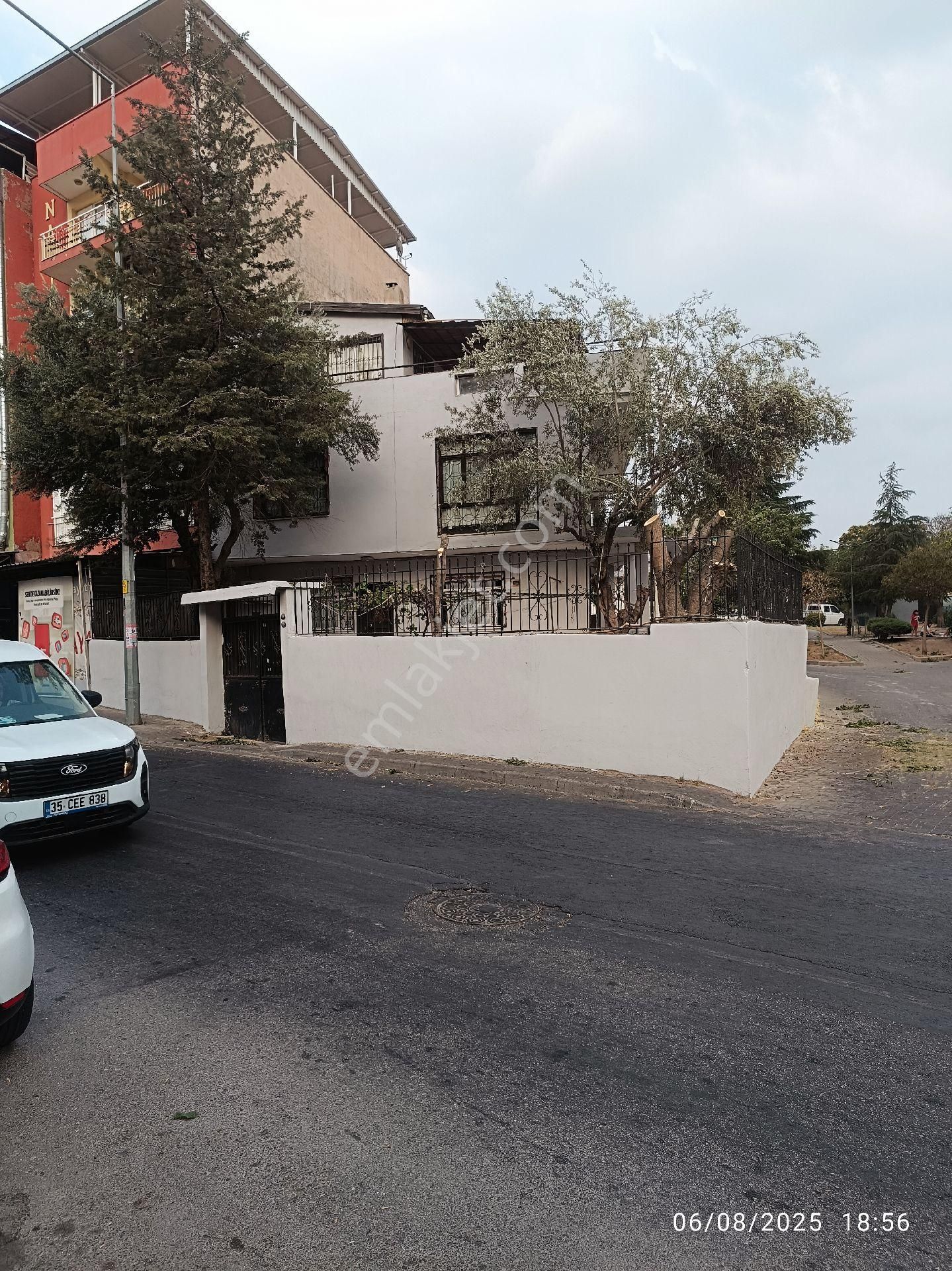 Onur Mah Köşe Konum Satılık Bina 287 M2 Arsa İçinde Üç Katlı Bina
