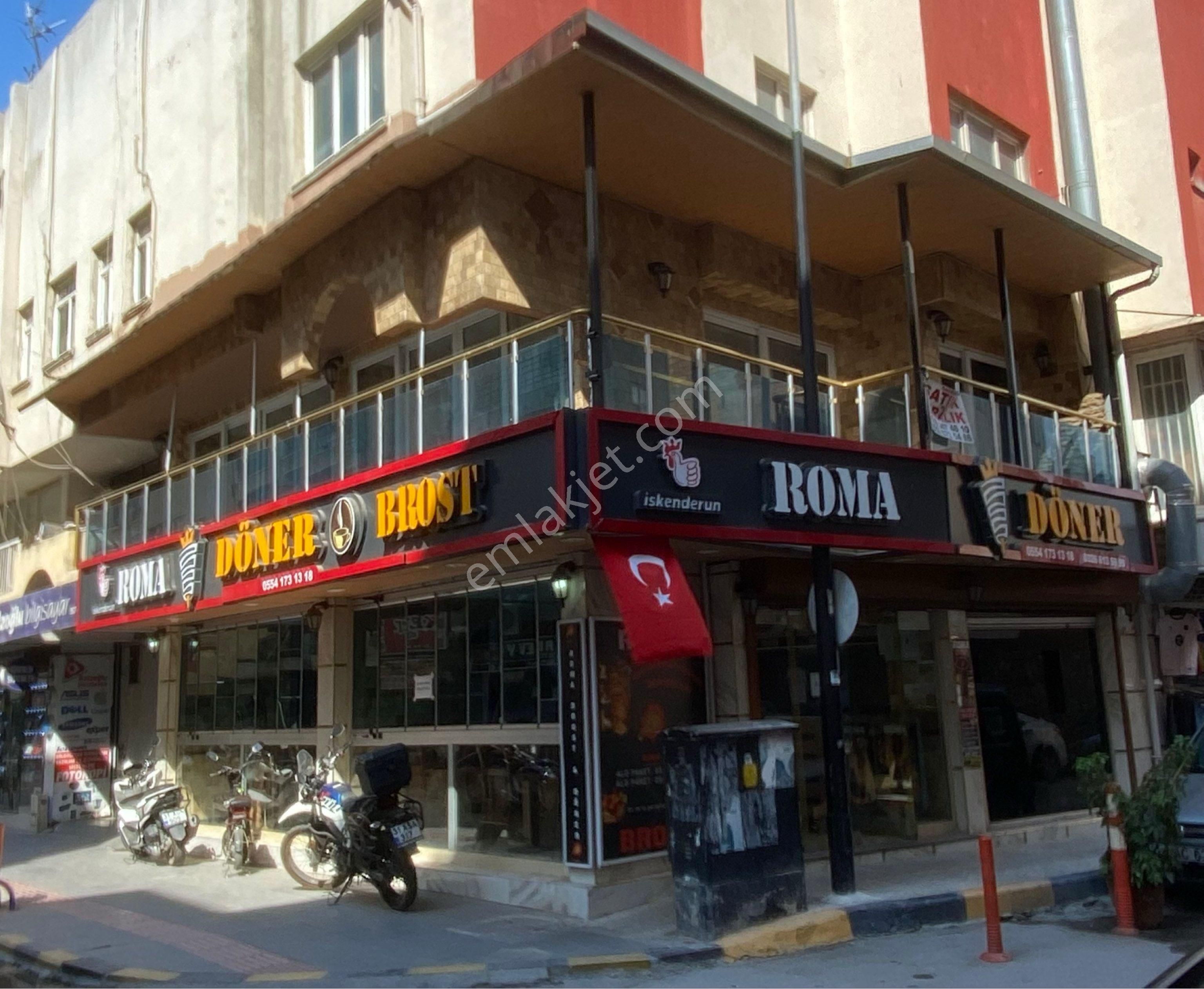 Çarşı Merkeziiki Katlı Köşe Başı