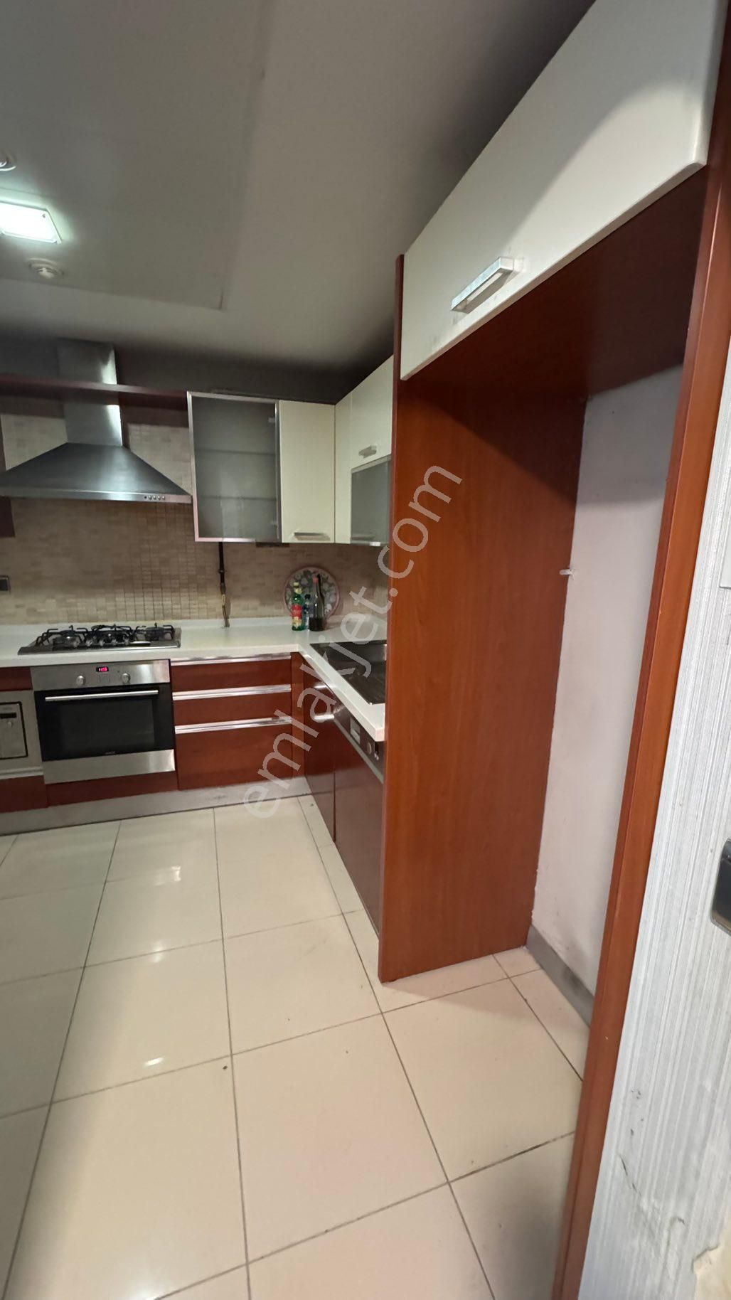 Zeytinburnu Merkezevler Sitesinde Satılık 1+1 Daire