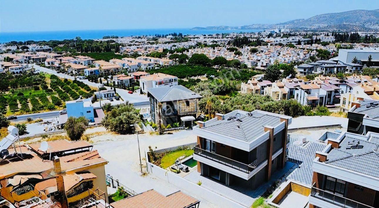 Kuşadası Avm Bölgesinde Müstakil Havuzlu Satılık 4+1 Villa
