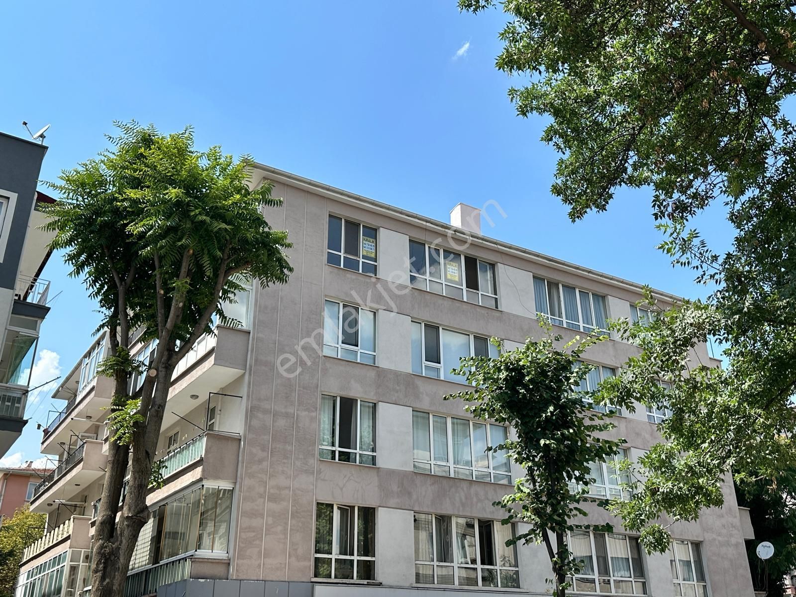Güvenlik Caddesi Üzerinde Ofis Kullanımına Uygun 2+1 Geniş Daire