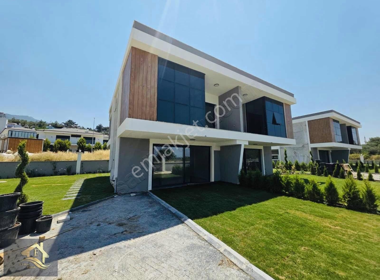Kuşadası Davutlar'da Özel Havuzlu Satılık 3+1 Fırsat Villa