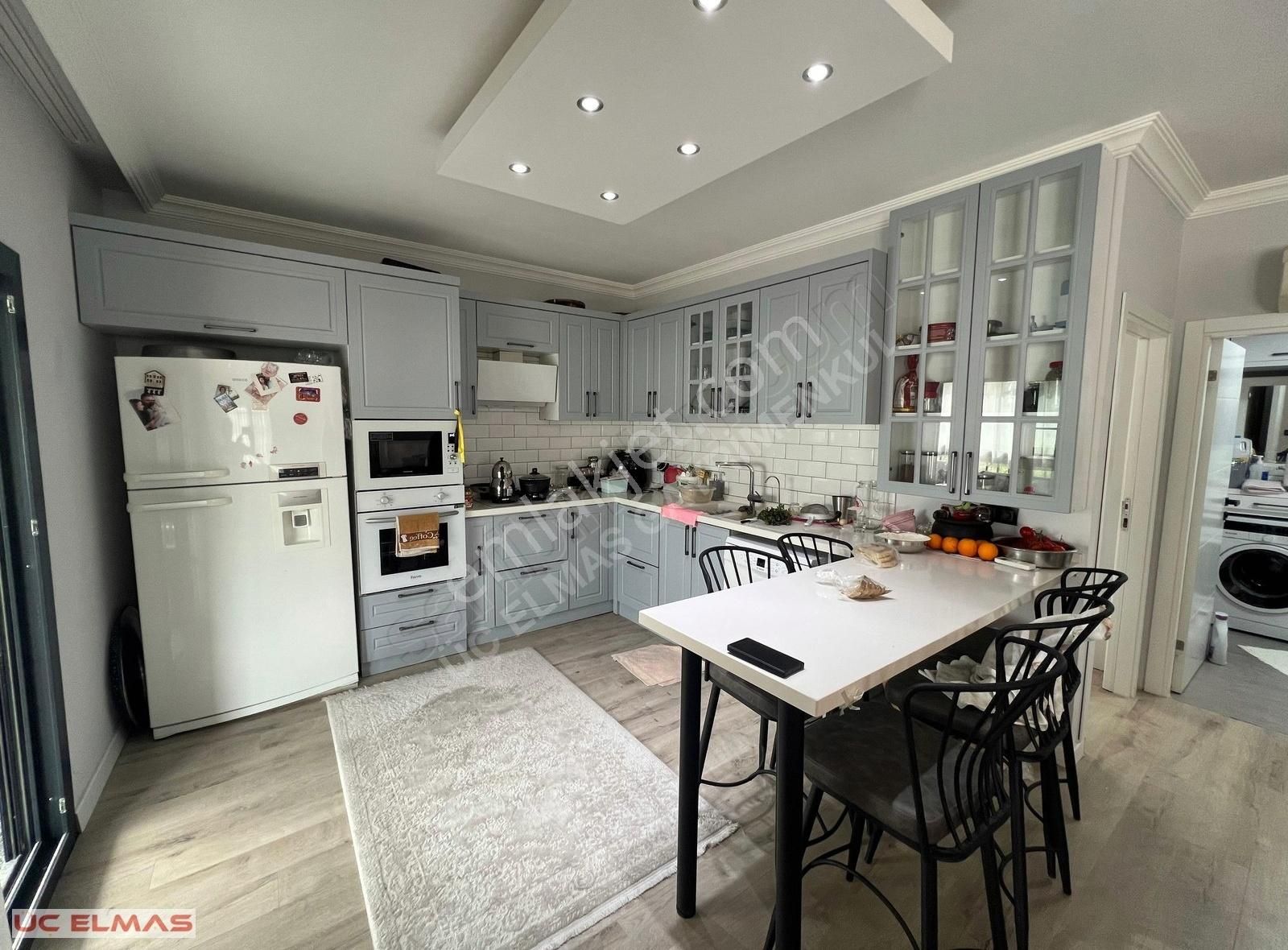 Üç Elmastan 600 M²kullanımlı 90 M²evi Olan 300 M² Muhteşem Bahçe
