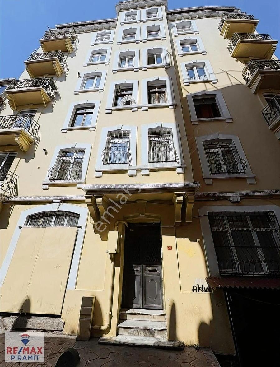 Ömer Hayyam Caddesinde Satılık 2+1 Daire