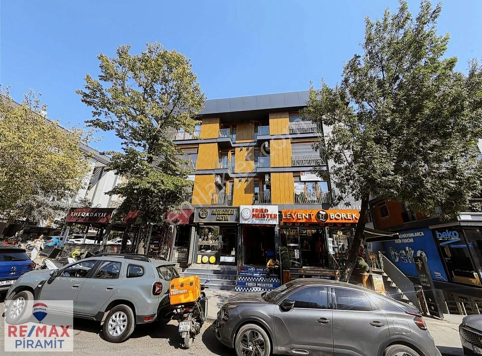 Acıbadem'de Cadde Üzeri Binada, Ön Cephe Harika 2+1