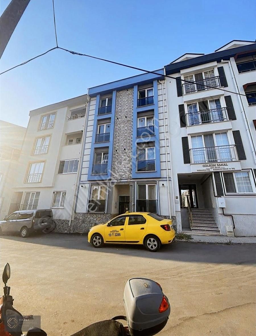 Bandırmada Çarşıya Ve Sahile Yakın Eşyalı 1+1 Satılık Daire