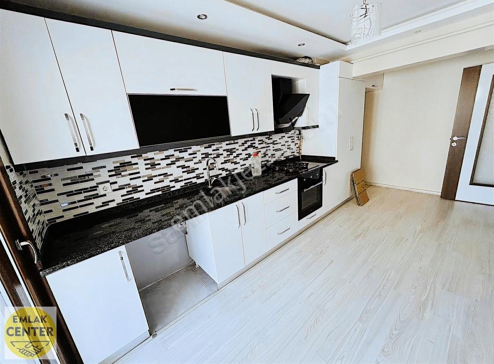 Emlak Center'dan Muradiye Mah'sinde 2+1 Satılık Daire