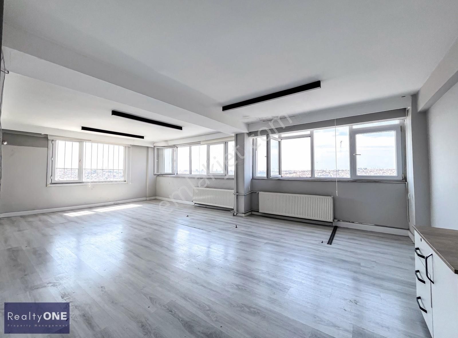 R-one Beyoğlu Şişhane Meydanında Metro Çıkışı 110m2 Kiralık Ofis