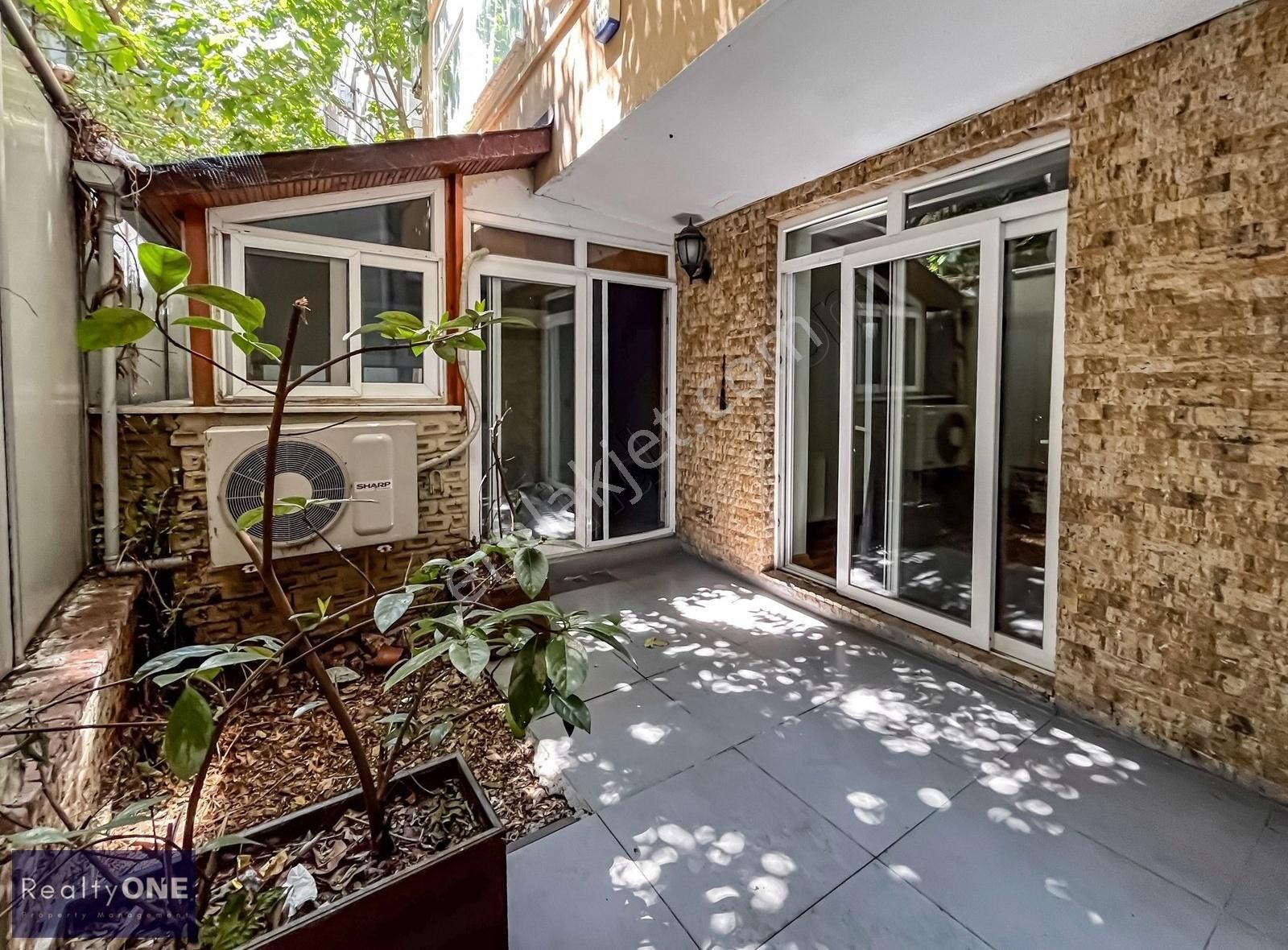 R-one Beyoğlu Gümüşsuyu Eşyasız Bahçeli 1+1 Kiralık Daire-eng