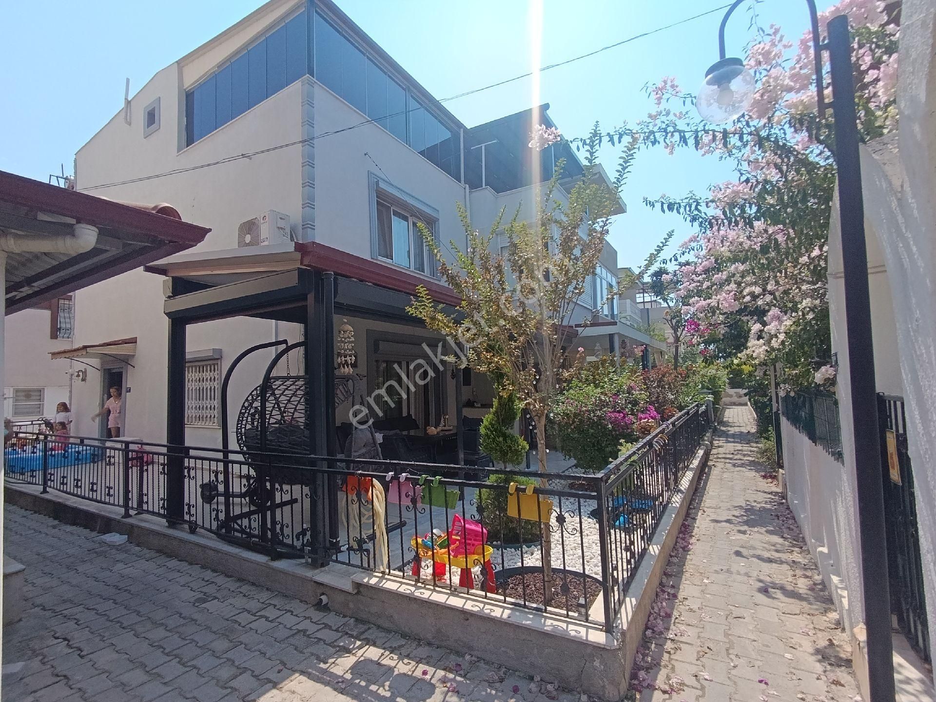 Acill Satılık Masrafsız Full Bakımlı Tadilatlı Geniş Bahçe Kullanım Alanına Sahip Fırsat Villa