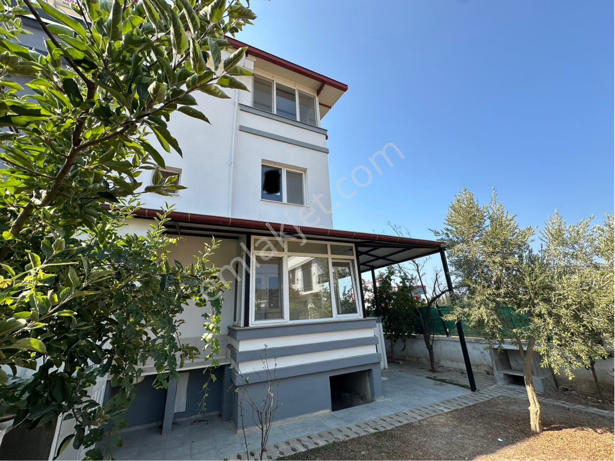Seferihisar Doğanbey De Satılık 200 Metre İçinde 4+1 Villa